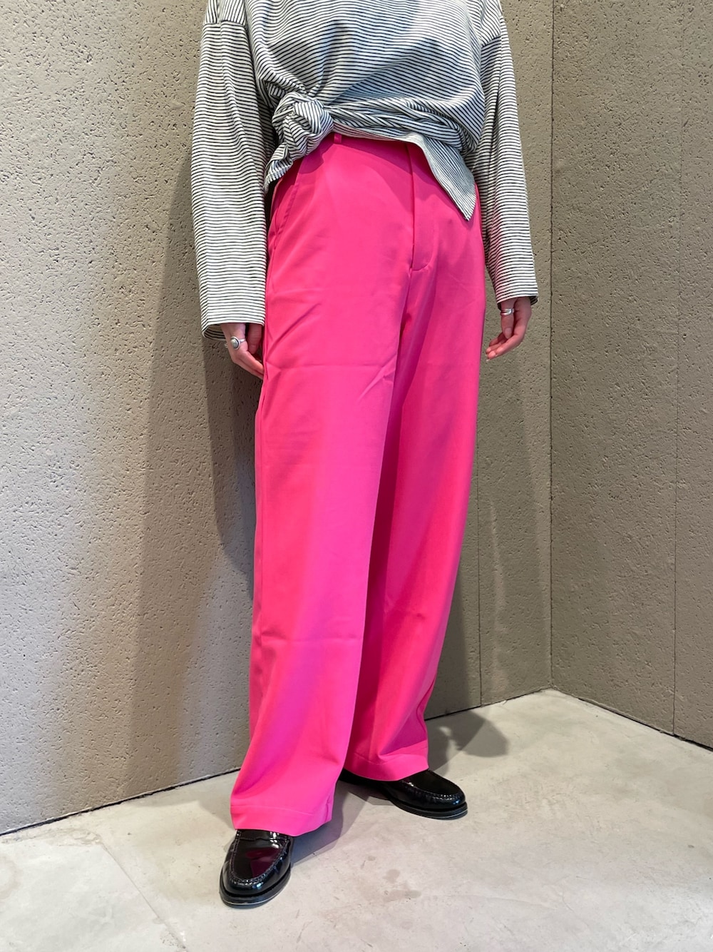 ホワイト系のTシャツ/カットソー、ピンク系のその他パンツ、ブラック系のローファーを着用したレディースの春コーディネートの4枚目の写真