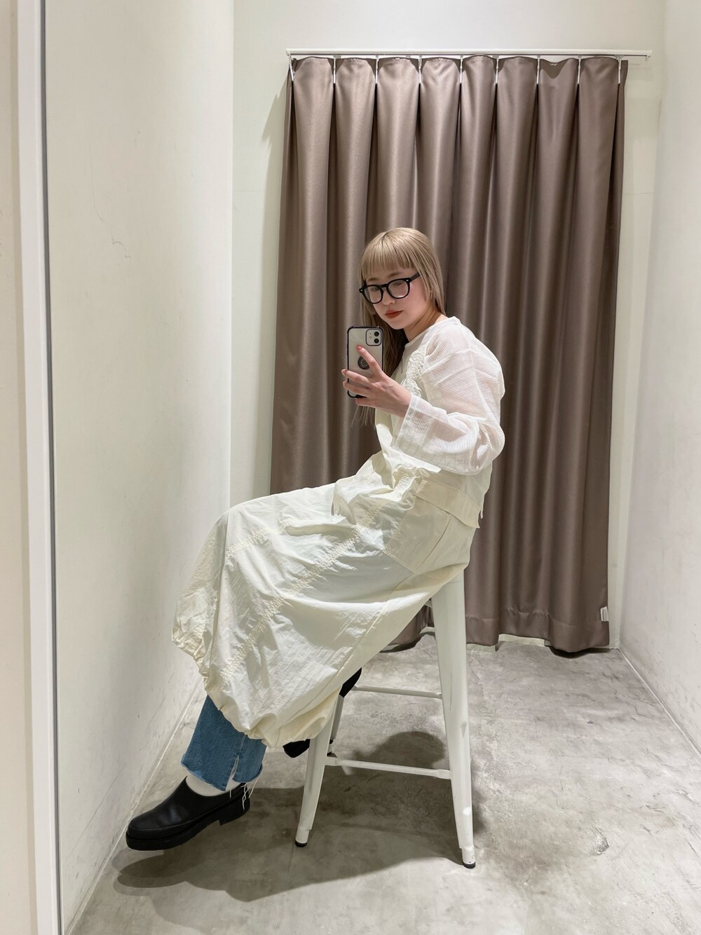 ホワイト系のTシャツ/カットソー、ブラック系のワンピース/ドレス、ブルー系のデニムパンツを着用したレディースの春コーディネートの1枚目の写真