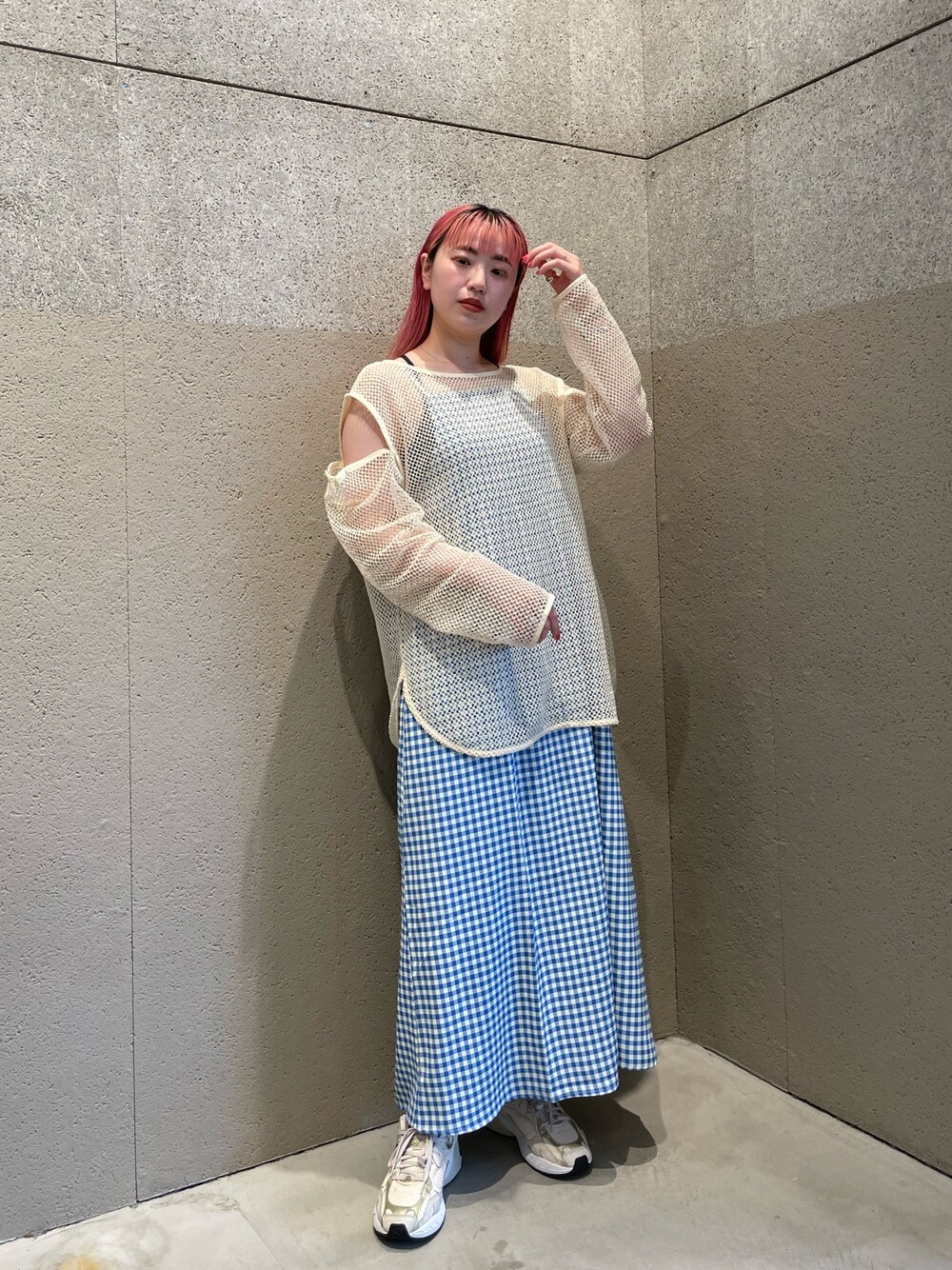 ホワイト系のTシャツ/カットソー、ブルー系のワンピース、ベージュ系のスニーカーを着用したレディースの夏コーディネートの1枚目の写真