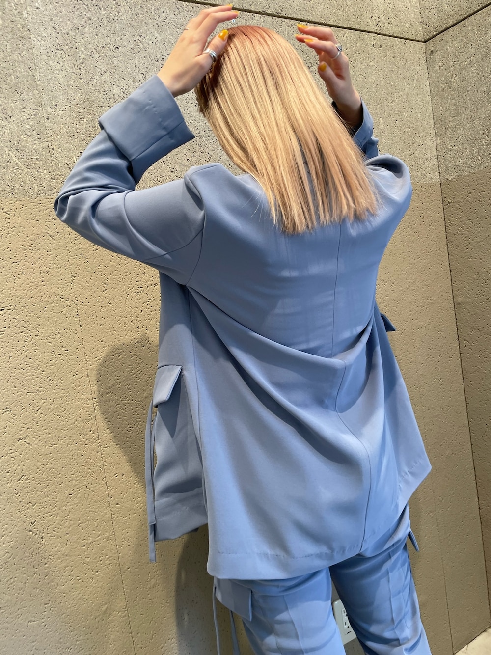 ブルー系のテーラードジャケット、イエロー系のTシャツ/カットソー、ブルー系のその他パンツを着用したレディースの春コーディネートの3枚目の写真