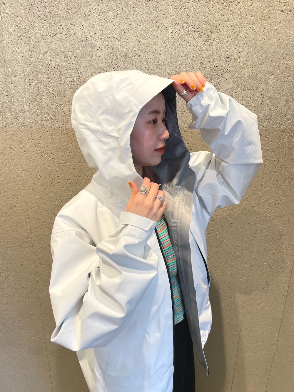 ホワイト系のブルゾン、グリーン系のTシャツ/カットソー、ブルー系のスニーカーを着用したレディースの春コーディネートの3枚目の写真