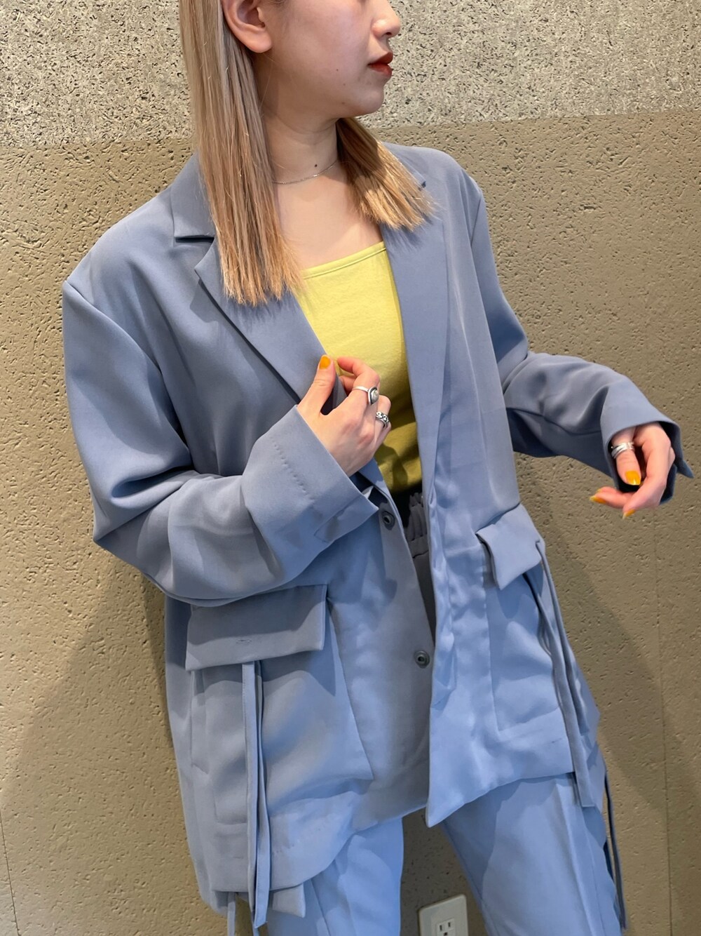 ブルー系のテーラードジャケット、イエロー系のTシャツ/カットソー、ブルー系のその他パンツを着用したレディースの春コーディネートの2枚目の写真