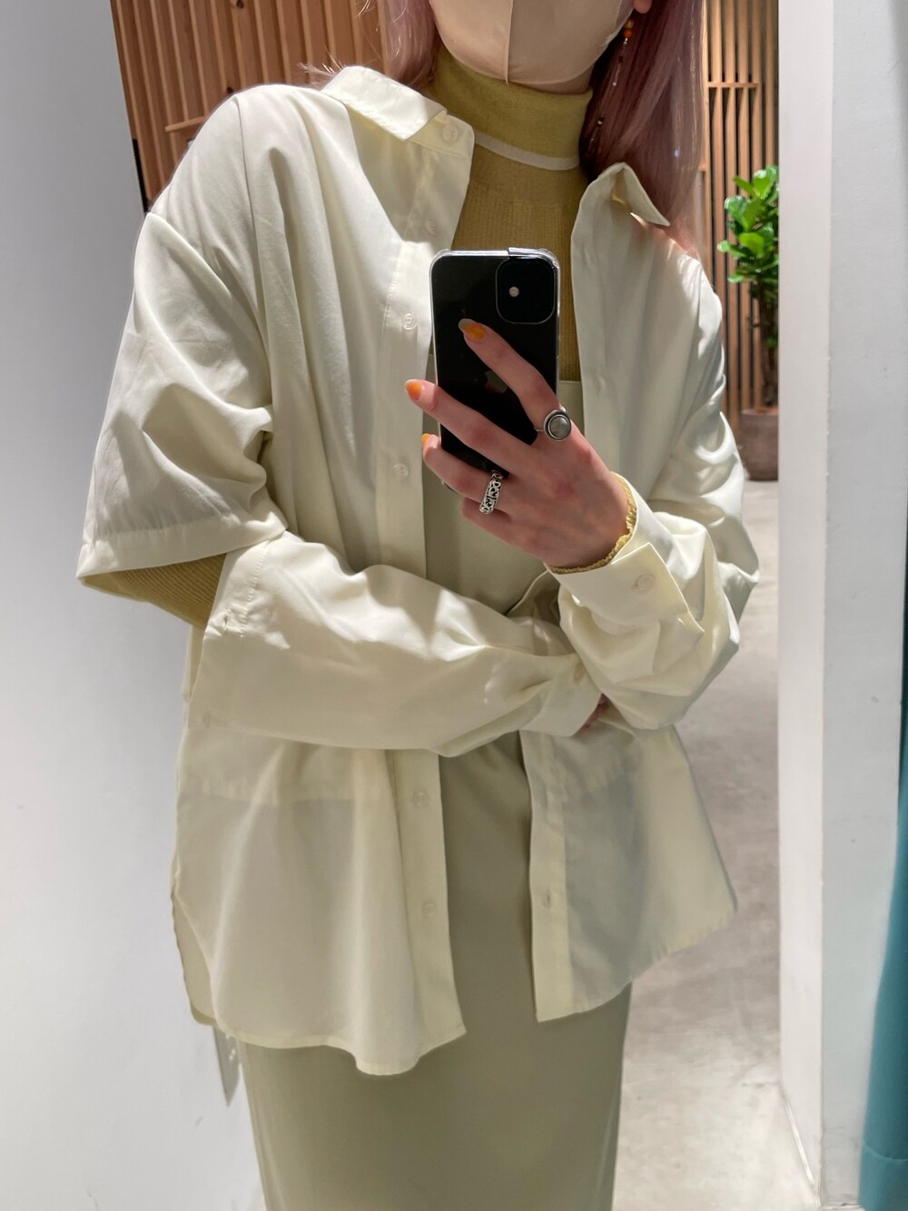 ホワイト系のシャツ/ブラウス、イエロー系のワンピース、イエロー系のTシャツ/カットソーを着用したレディースの春コーディネートの3枚目の写真