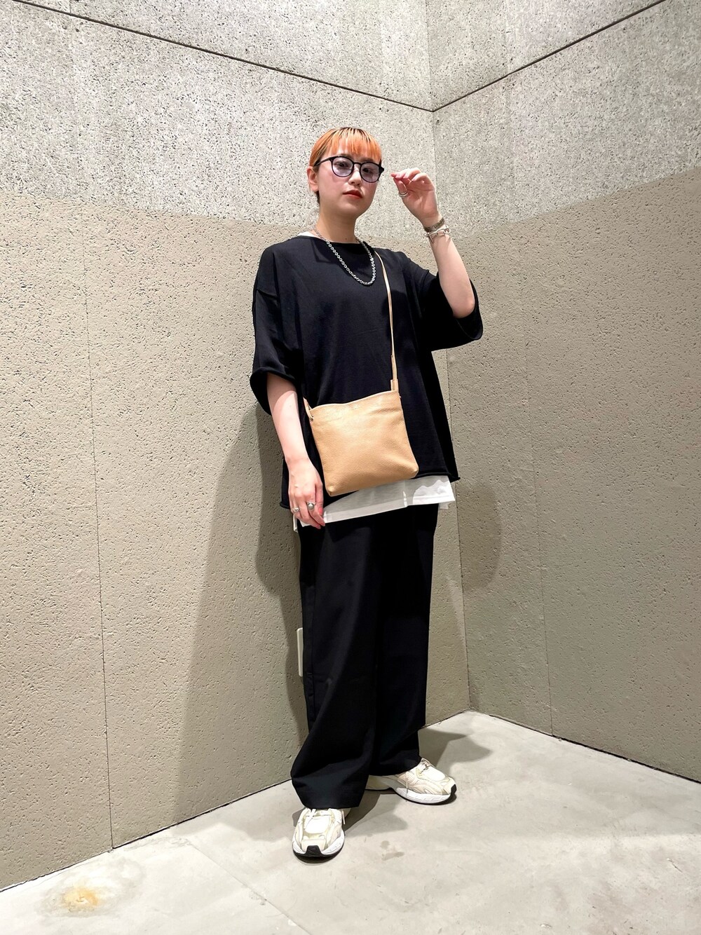 ブラック系のニット/セーター、ブラック系のショルダーバッグ、ブラック系のその他パンツを着用したレディースの夏コーディネートの1枚目の写真