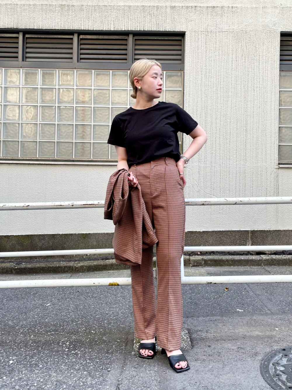 ブラック系のTシャツ/カットソー、ピンク系のその他パンツ、ブラック系のサンダルを着用したレディースの夏コーディネートの1枚目の写真