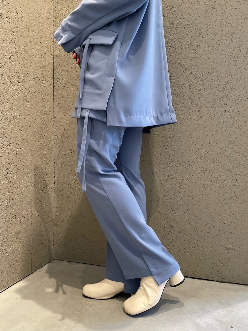 ブルー系のテーラードジャケット、イエロー系のTシャツ/カットソー、ブルー系のその他パンツを着用したレディースの春コーディネートの5枚目の写真