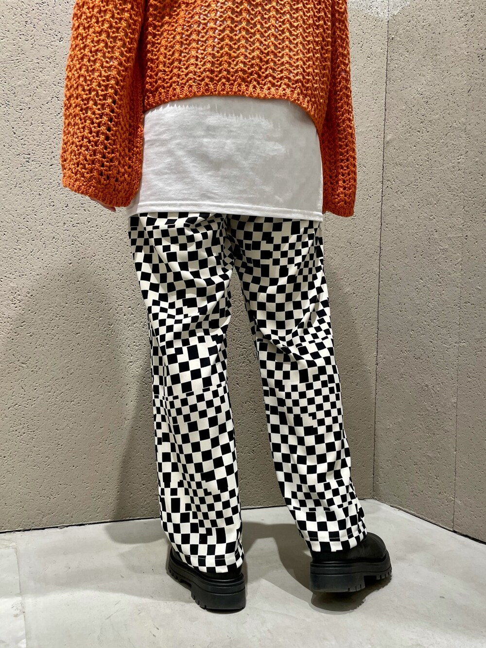 その他のその他パンツ、オレンジ系のニット/セーター、ホワイト系のTシャツ/カットソーを着用したレディースの冬コーディネートの5枚目の写真