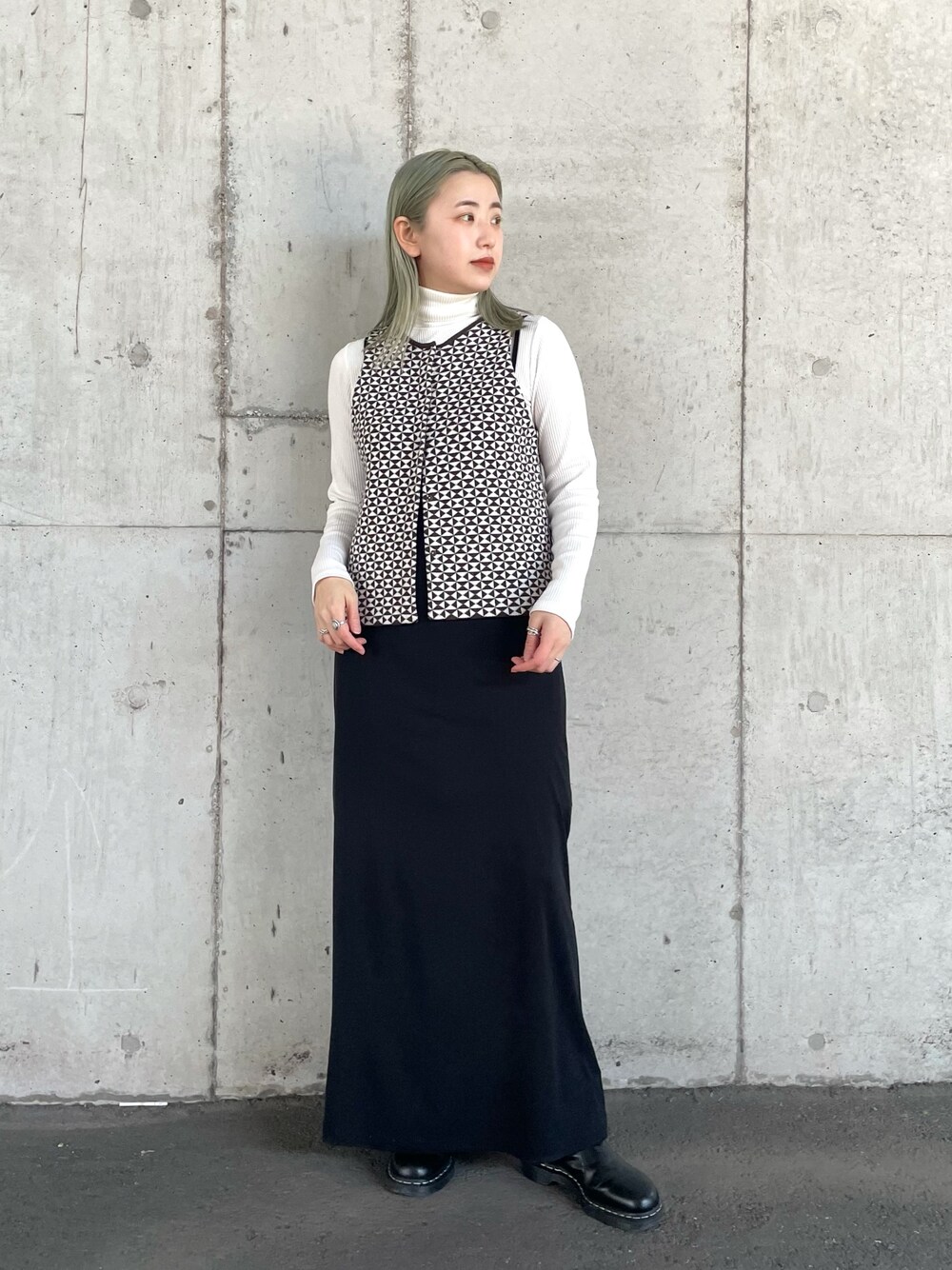 グレー系のブルゾン、ブラウン系のニット/セーター、ブラック系のワンピースを着用したレディースの冬コーディネートの5枚目の写真