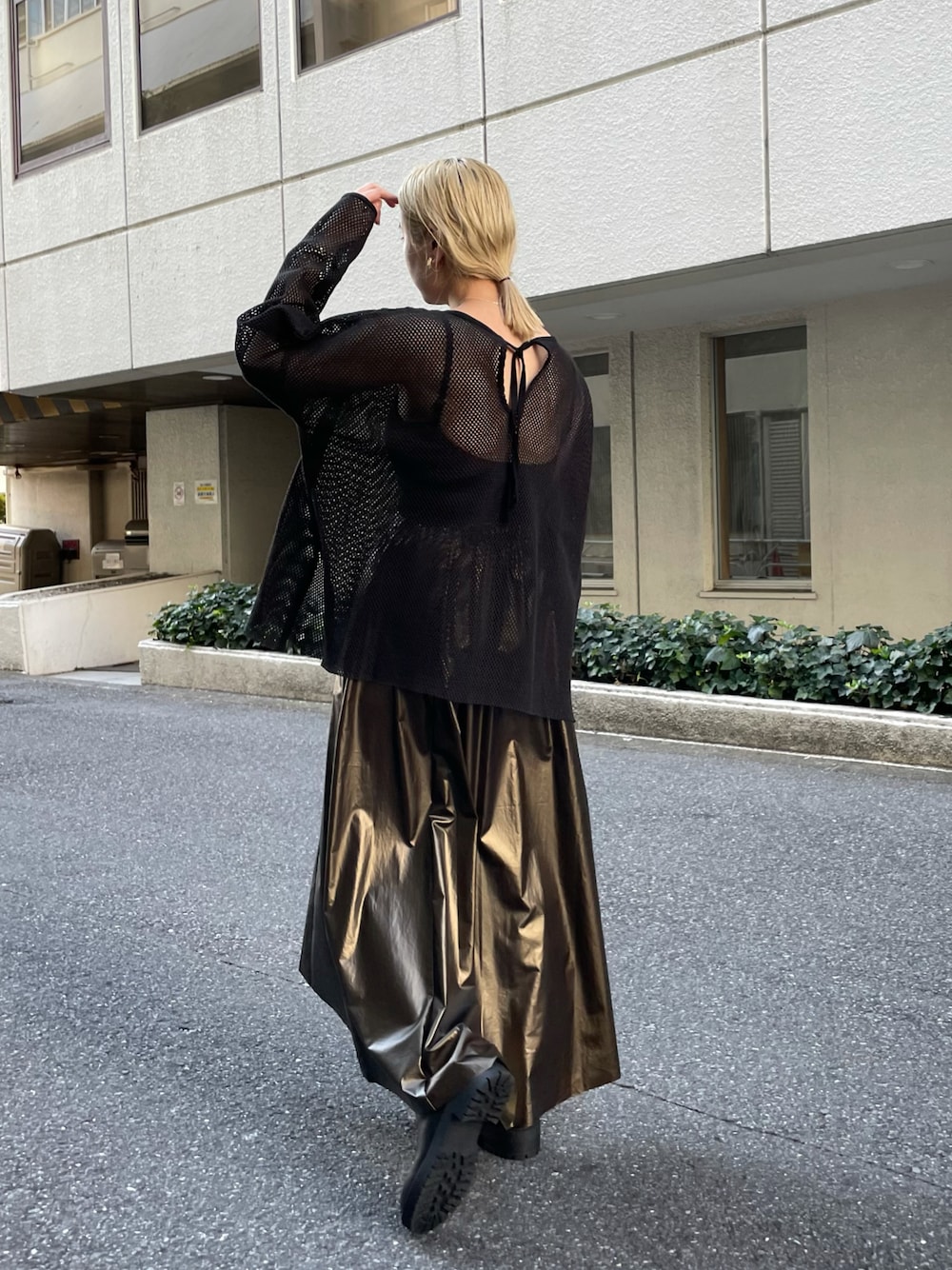 ブラック系のTシャツ/カットソー、ブラウン系のスカートを着用したレディースの秋コーディネートの1枚目の写真