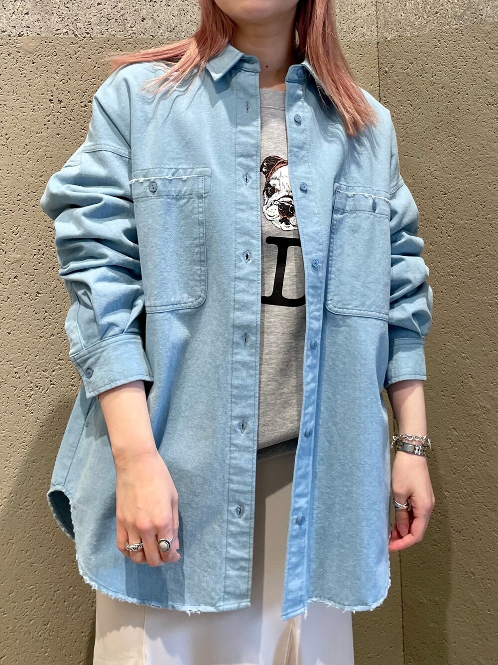 ブルー系のブルゾン、グレー系のTシャツ/カットソー、ホワイト系のスカートを着用したレディースの春コーディネートの2枚目の写真