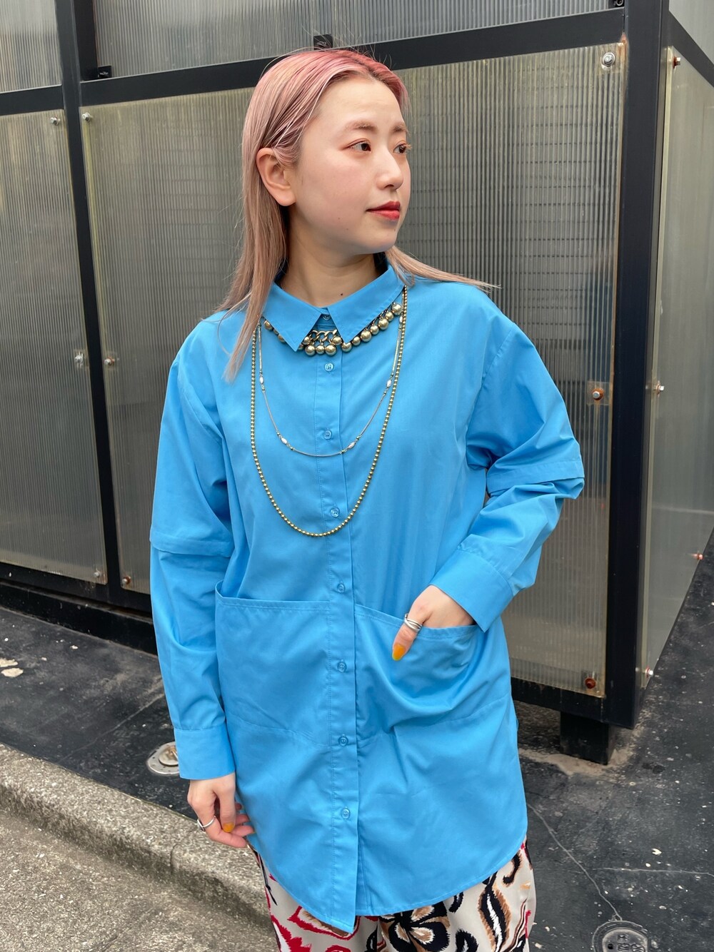 ブルー系のシャツ/ブラウス、ベージュ系のその他パンツ、ブラック系のシューズを着用したレディースの春コーディネートの2枚目の写真