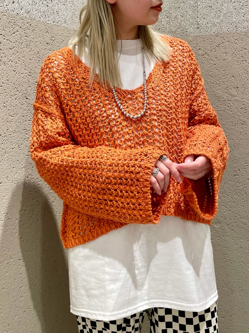 その他のその他パンツ、オレンジ系のニット/セーター、ホワイト系のTシャツ/カットソーを着用したレディースの冬コーディネートの3枚目の写真