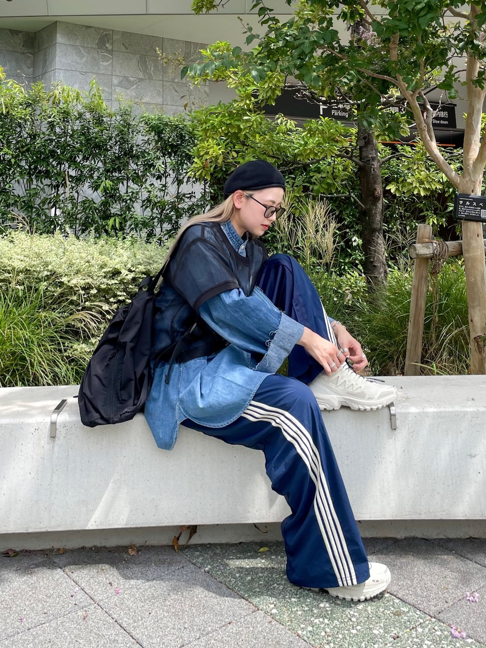 ブラック系のTシャツ/カットソー、ブルー系のトップス、ブラック系のショルダーバッグを着用したレディースの秋コーディネートの1枚目の写真