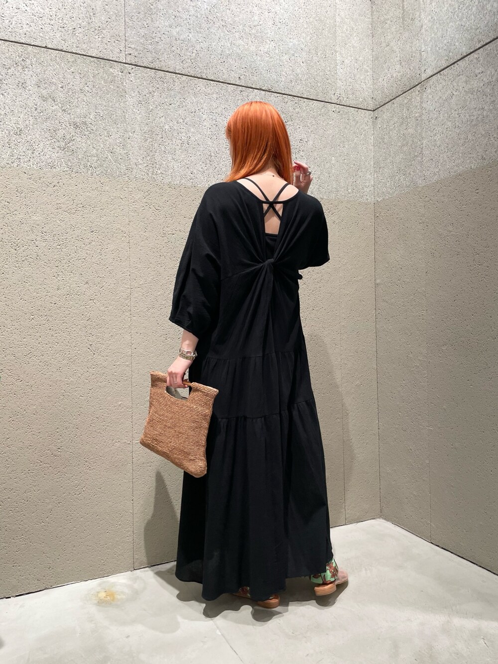 ブラック系のワンピース、ブラウン系のかごバッグ、グリーン系のその他パンツを着用したレディースの春コーディネートの1枚目の写真