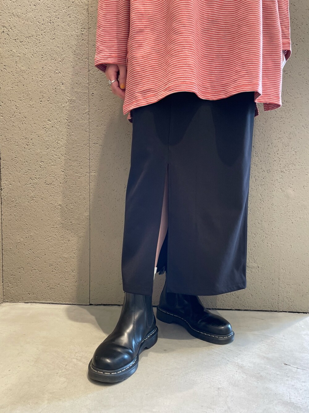 ブルー系のデニムジャケット、レッド系のTシャツ/カットソー、ブラック系のスカートを着用したレディースの春コーディネートの5枚目の写真