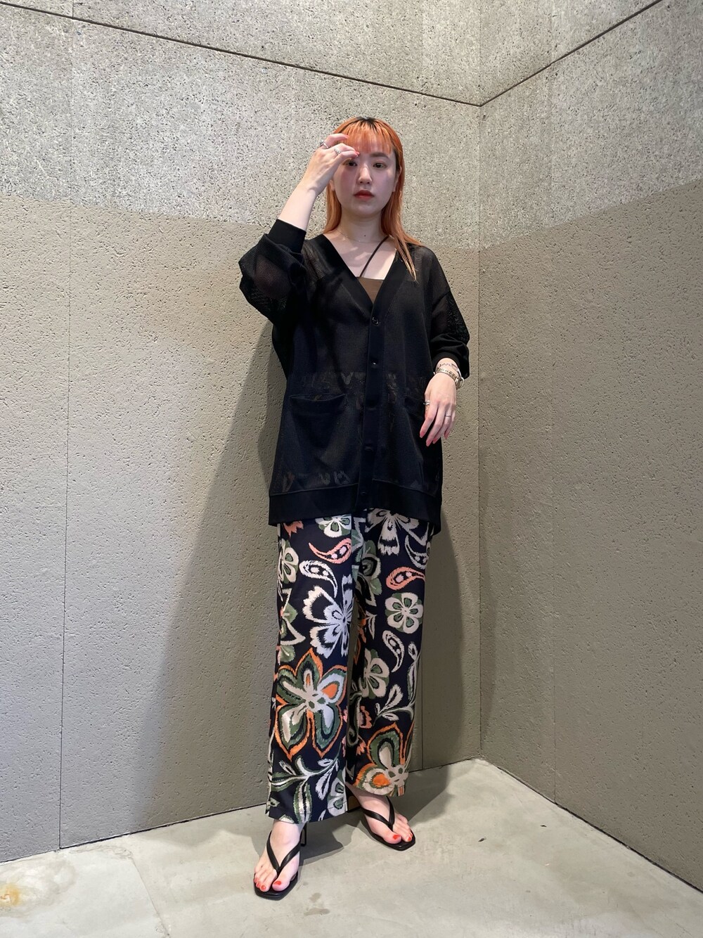 ブラック系のカーディガン/ボレロ、ブラック系のその他パンツ、ブラック系のサンダルを着用したレディースの夏コーディネートの1枚目の写真