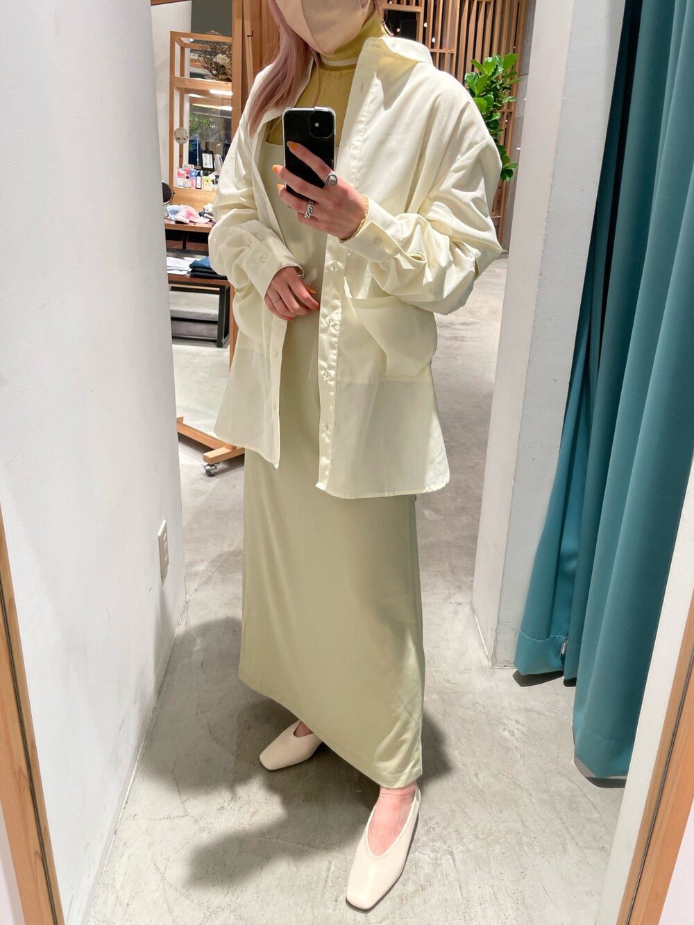 ホワイト系のシャツ/ブラウス、イエロー系のワンピース、イエロー系のTシャツ/カットソーを着用したレディースの春コーディネートの2枚目の写真