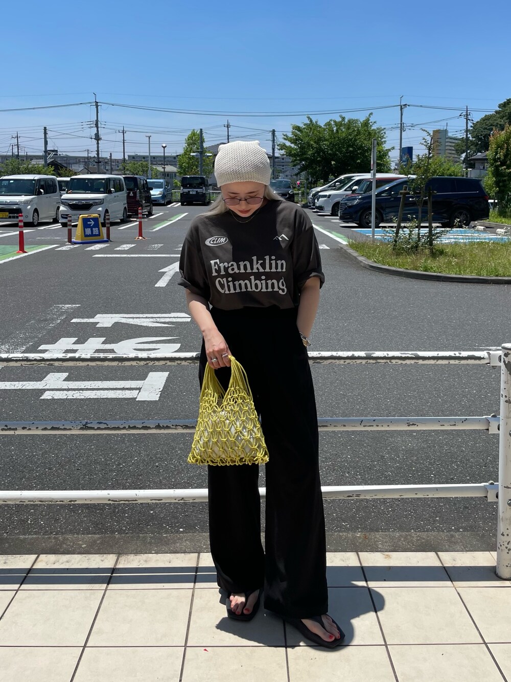 グレー系のTシャツ/カットソー、イエロー系のバッグ、ホワイト系のニットキャップ/ビーニーを着用したレディースの夏コーディネートの1枚目の写真