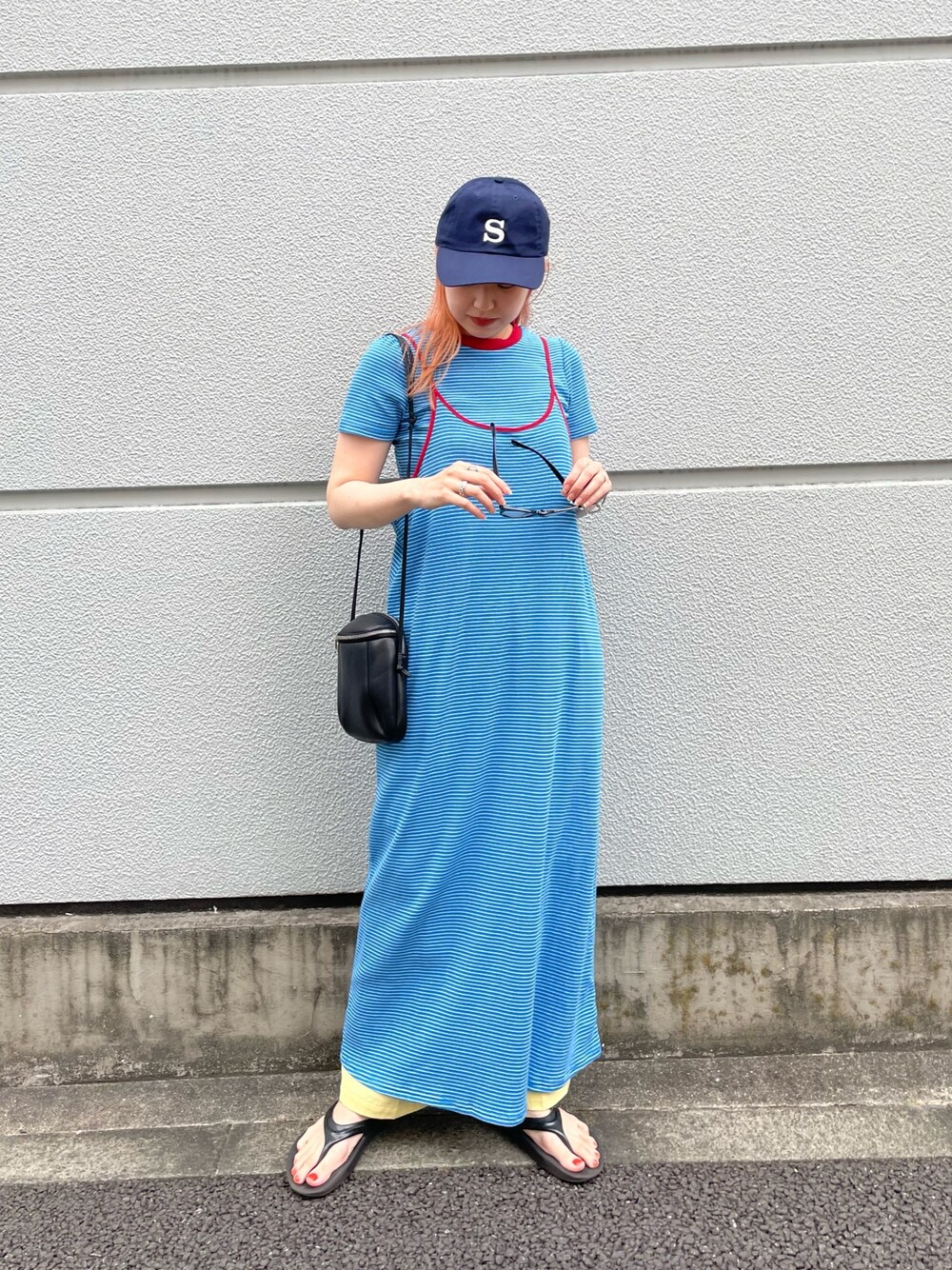 ブルー系のワンピース、ブラック系のショルダーバッグ、イエロー系のその他パンツを着用したレディースの夏コーディネートの1枚目の写真