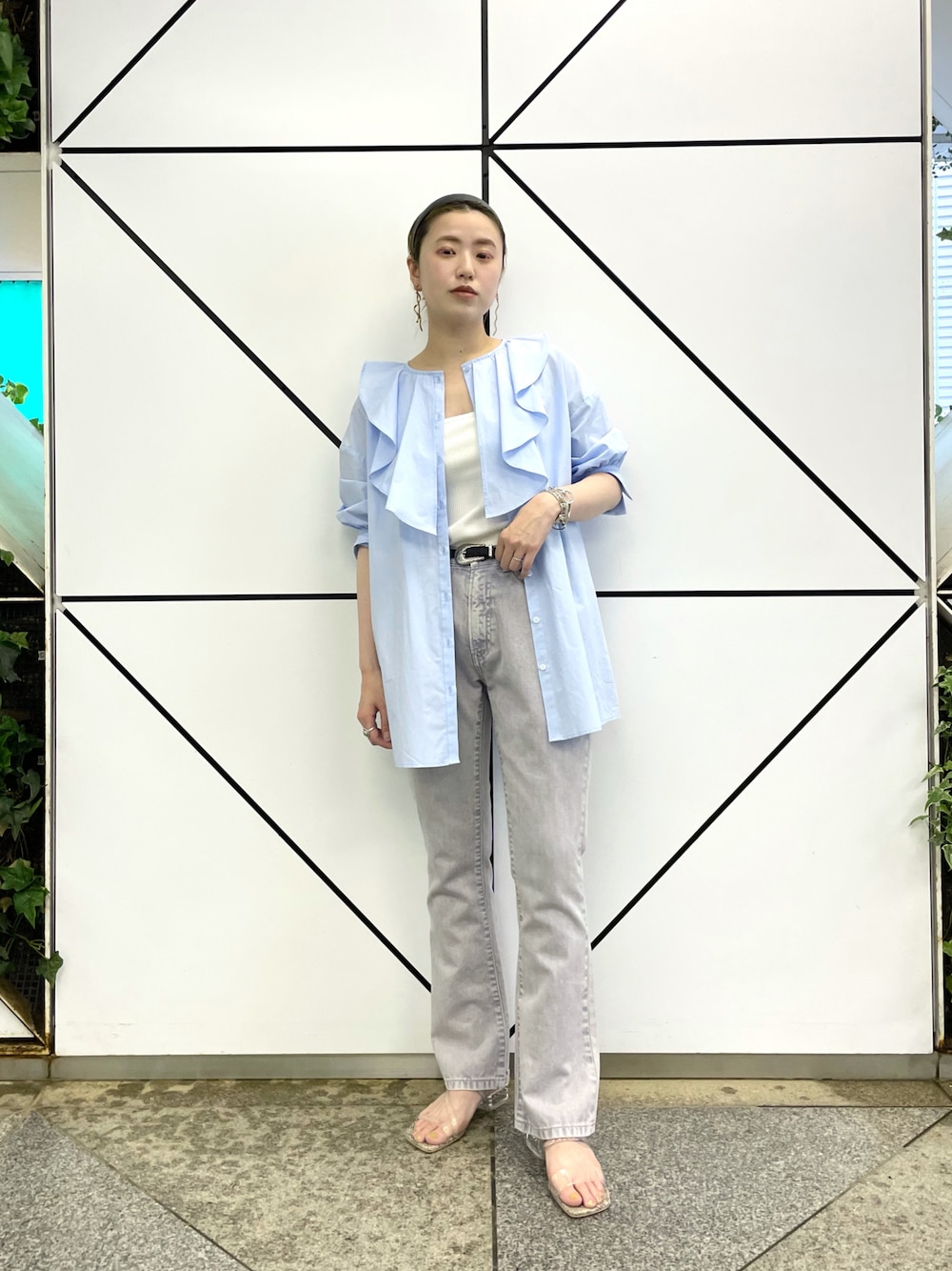 ブルー系のシャツ/ブラウス、ホワイト系のタンクトップ、ブルー系のデニムパンツを着用したレディースの夏コーディネートの1枚目の写真