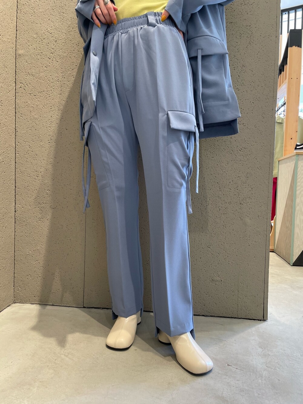 ブルー系のテーラードジャケット、イエロー系のTシャツ/カットソー、ブルー系のその他パンツを着用したレディースの春コーディネートの4枚目の写真