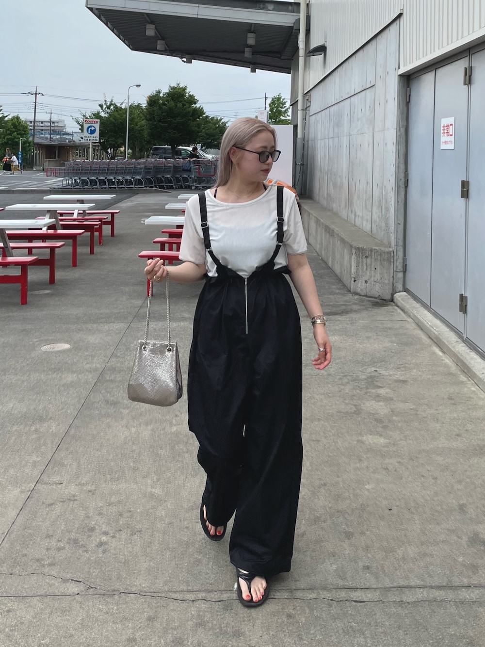 ホワイト系のTシャツ/カットソー、ブラック系のサロペット/オーバーオールを着用したレディースの夏コーディネートの1枚目の写真