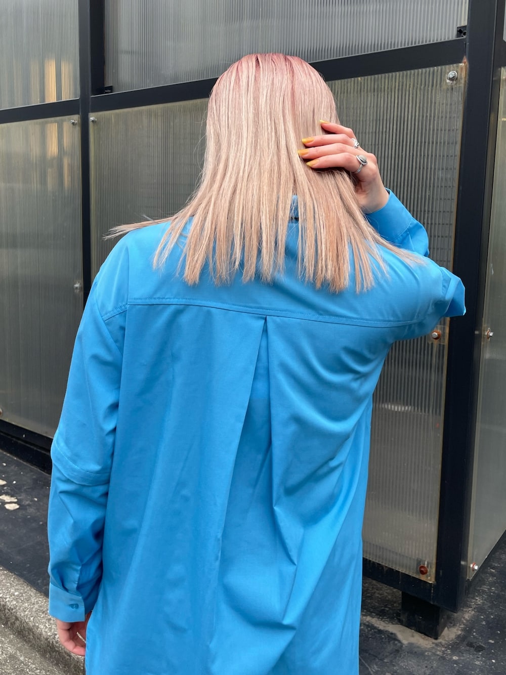 ブルー系のシャツ/ブラウス、ベージュ系のその他パンツ、ブラック系のシューズを着用したレディースの春コーディネートの3枚目の写真