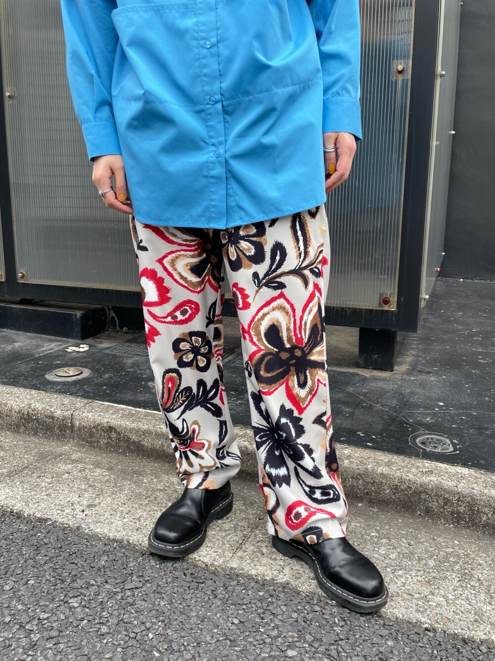 ブルー系のシャツ/ブラウス、ベージュ系のその他パンツ、ブラック系のシューズを着用したレディースの春コーディネートの4枚目の写真