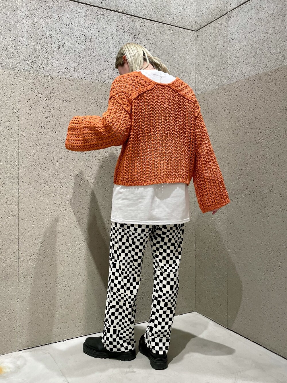 その他のその他パンツ、オレンジ系のニット/セーター、ホワイト系のTシャツ/カットソーを着用したレディースの冬コーディネートの2枚目の写真