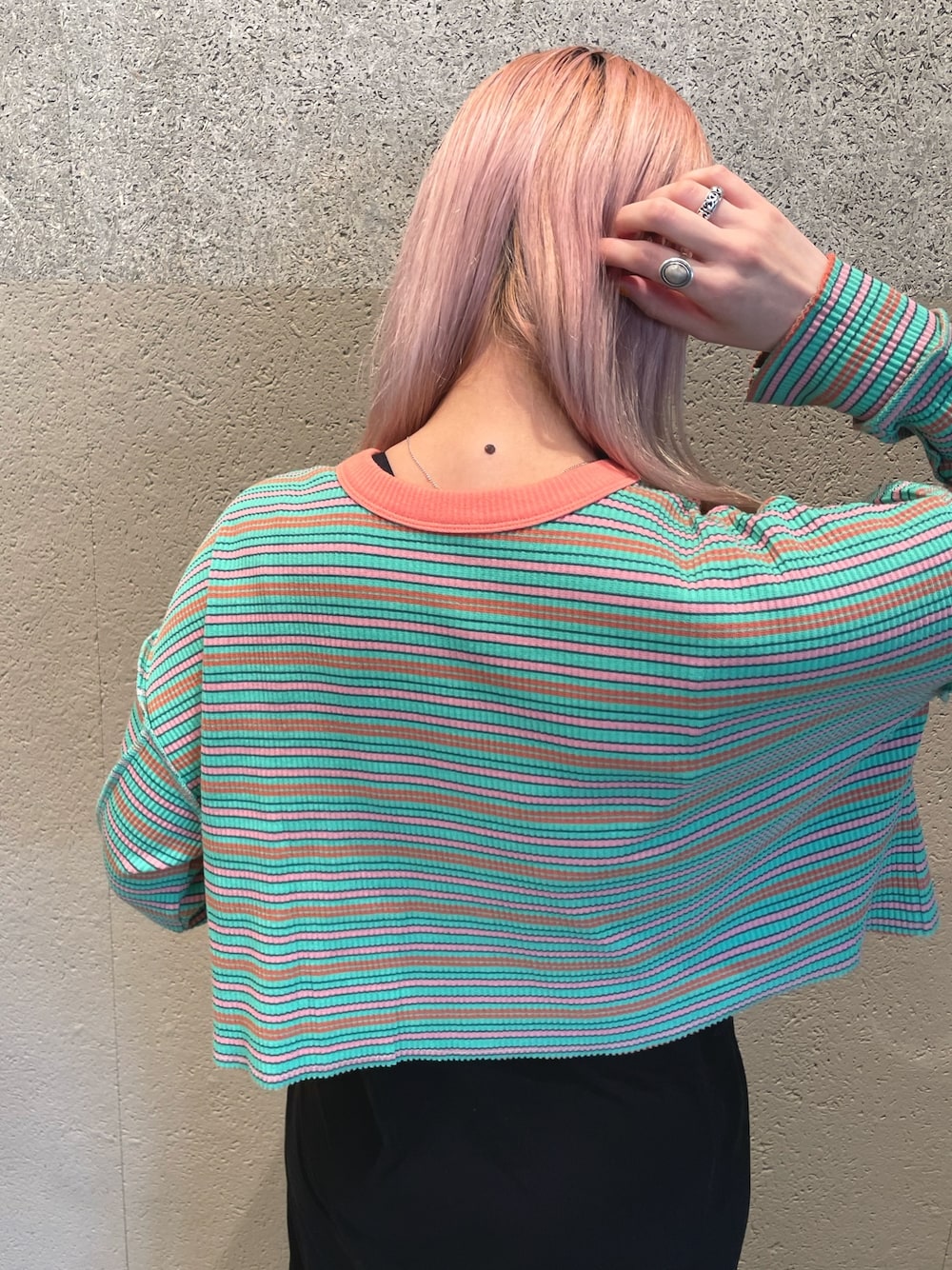 ホワイト系のブルゾン、グリーン系のTシャツ/カットソー、ブルー系のスニーカーを着用したレディースの春コーディネートの5枚目の写真