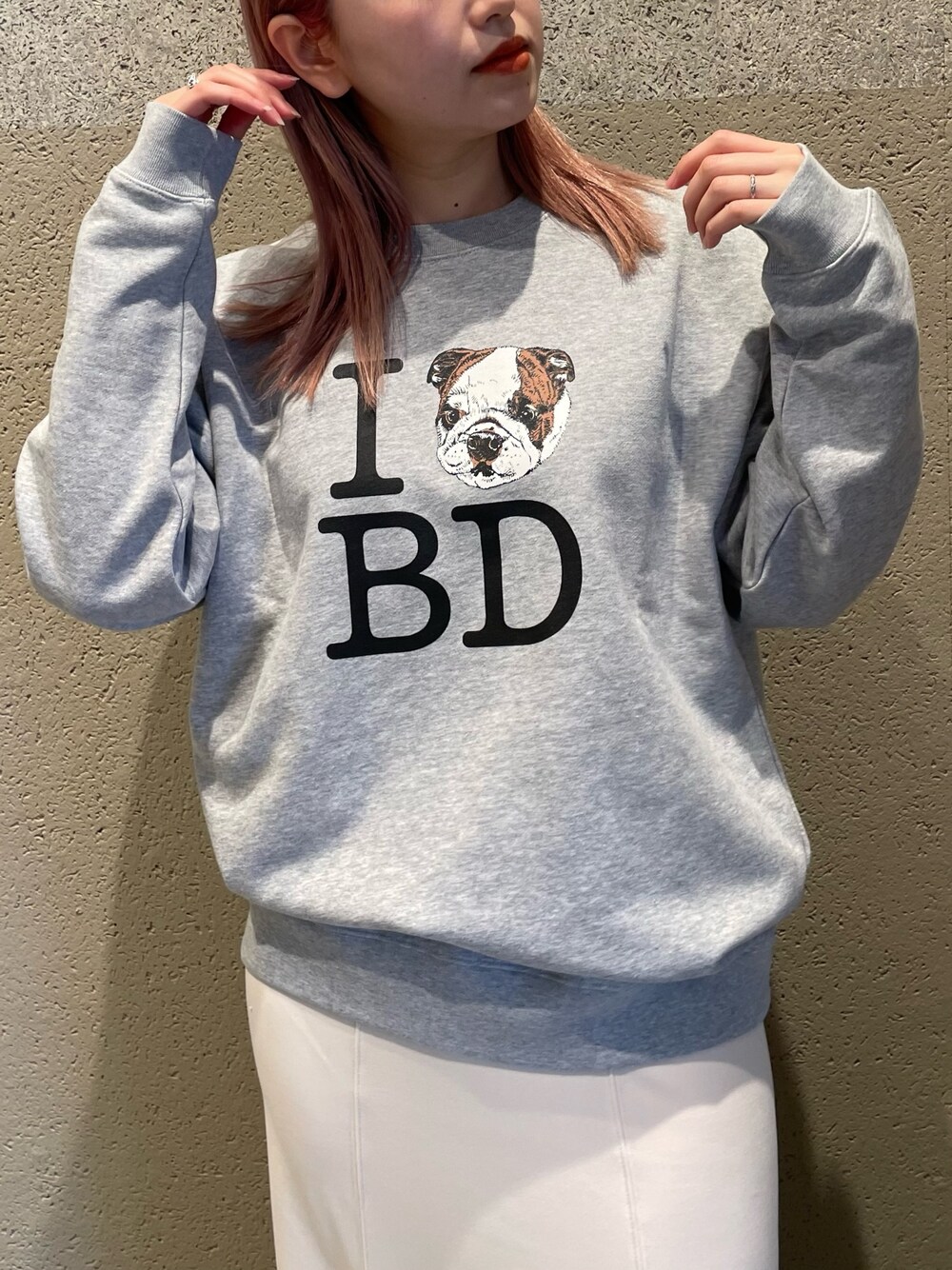 ブルー系のブルゾン、グレー系のTシャツ/カットソー、ホワイト系のスカートを着用したレディースの春コーディネートの4枚目の写真