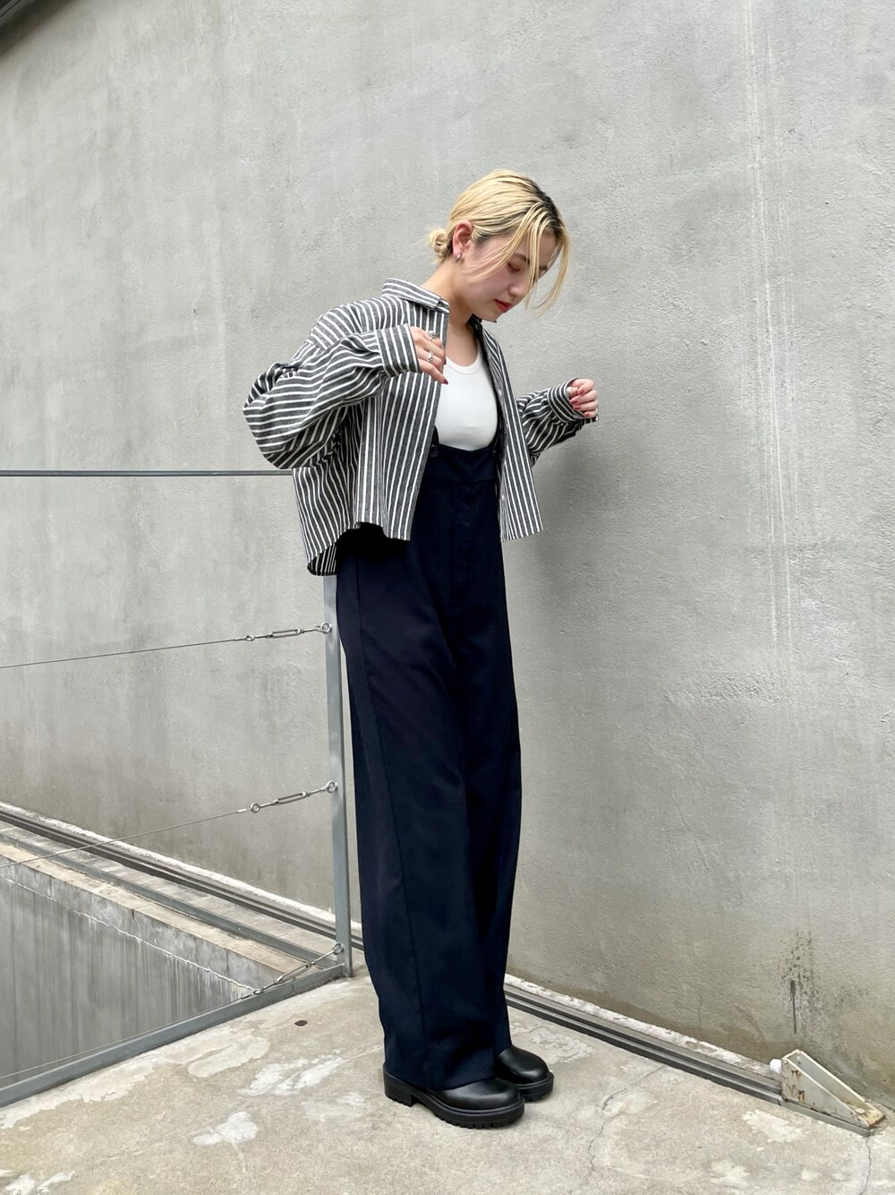 ブルー系のその他パンツ、ホワイト系のタンクトップ、ブラック系のシャツ/ブラウスを着用したレディースの秋コーディネートの1枚目の写真