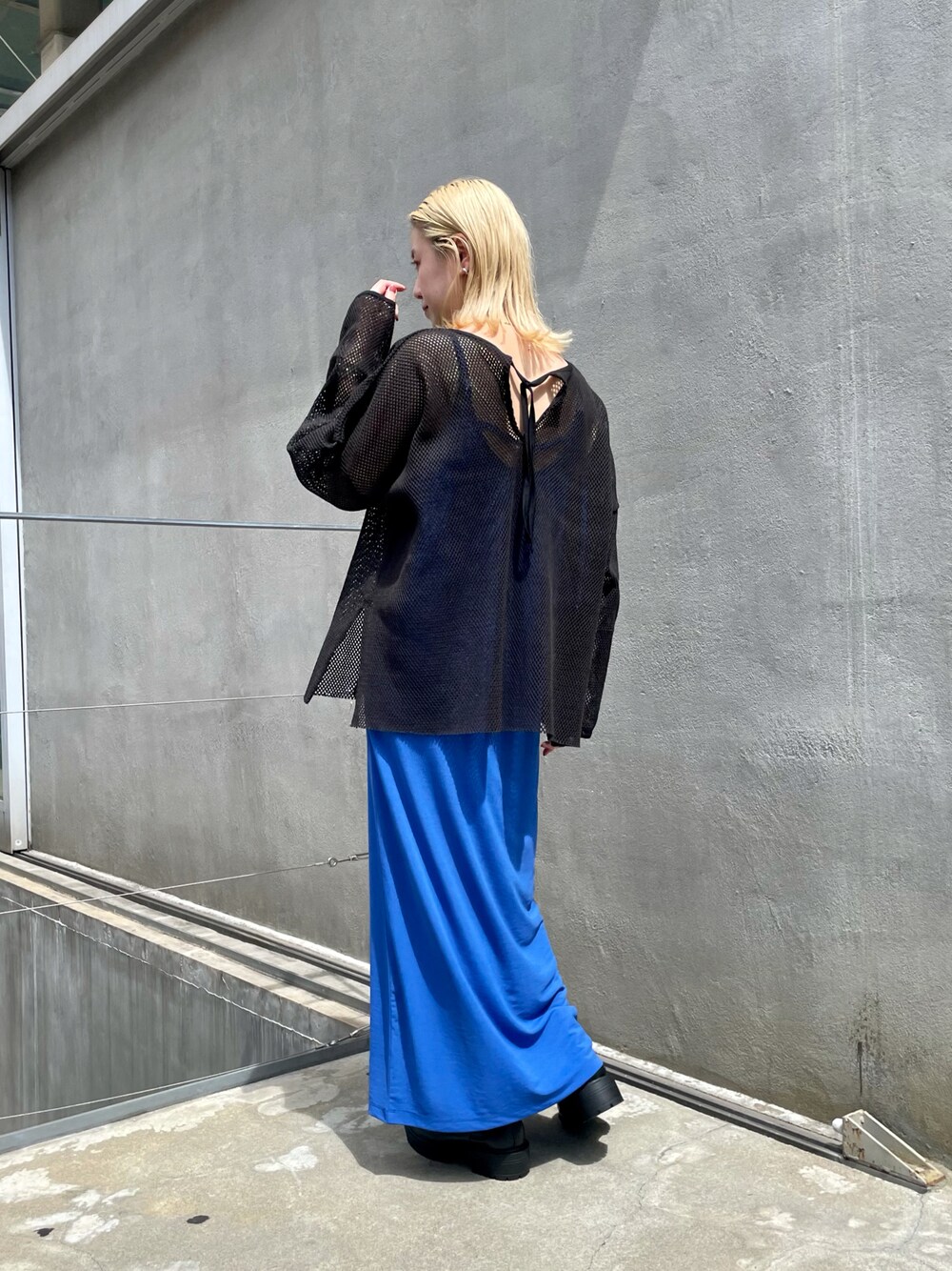 ブラック系のTシャツ/カットソー、ブルー系のワンピースを着用したレディースの秋コーディネートの1枚目の写真