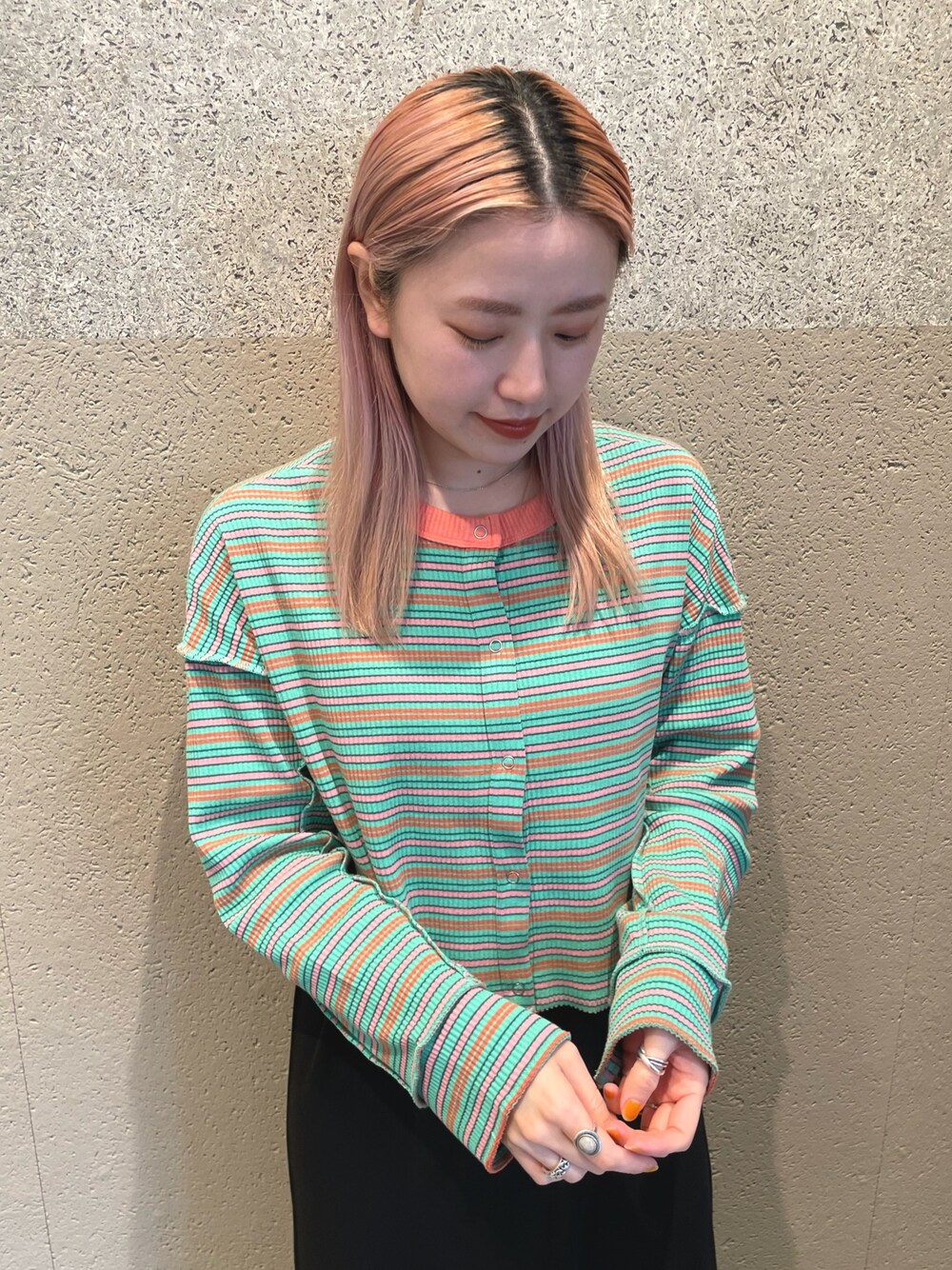 ホワイト系のブルゾン、グリーン系のTシャツ/カットソー、ブルー系のスニーカーを着用したレディースの春コーディネートの4枚目の写真