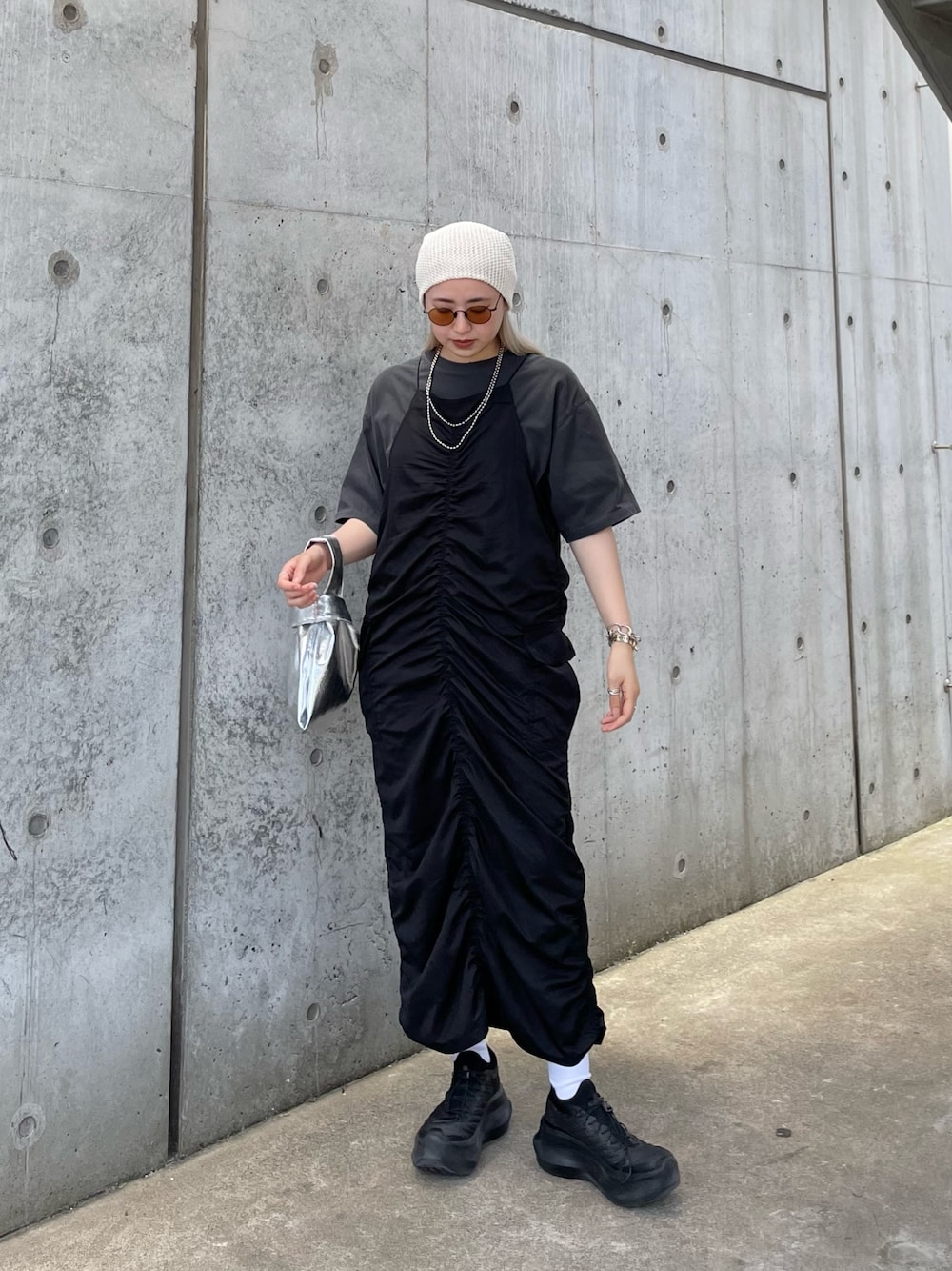 ブラック系のワンピース、グレー系のTシャツ/カットソー、シルバー系のトートバッグを着用したレディースの夏コーディネートの1枚目の写真