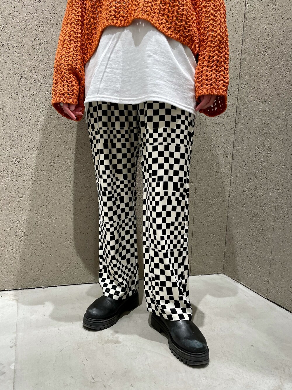 その他のその他パンツ、オレンジ系のニット/セーター、ホワイト系のTシャツ/カットソーを着用したレディースの冬コーディネートの4枚目の写真