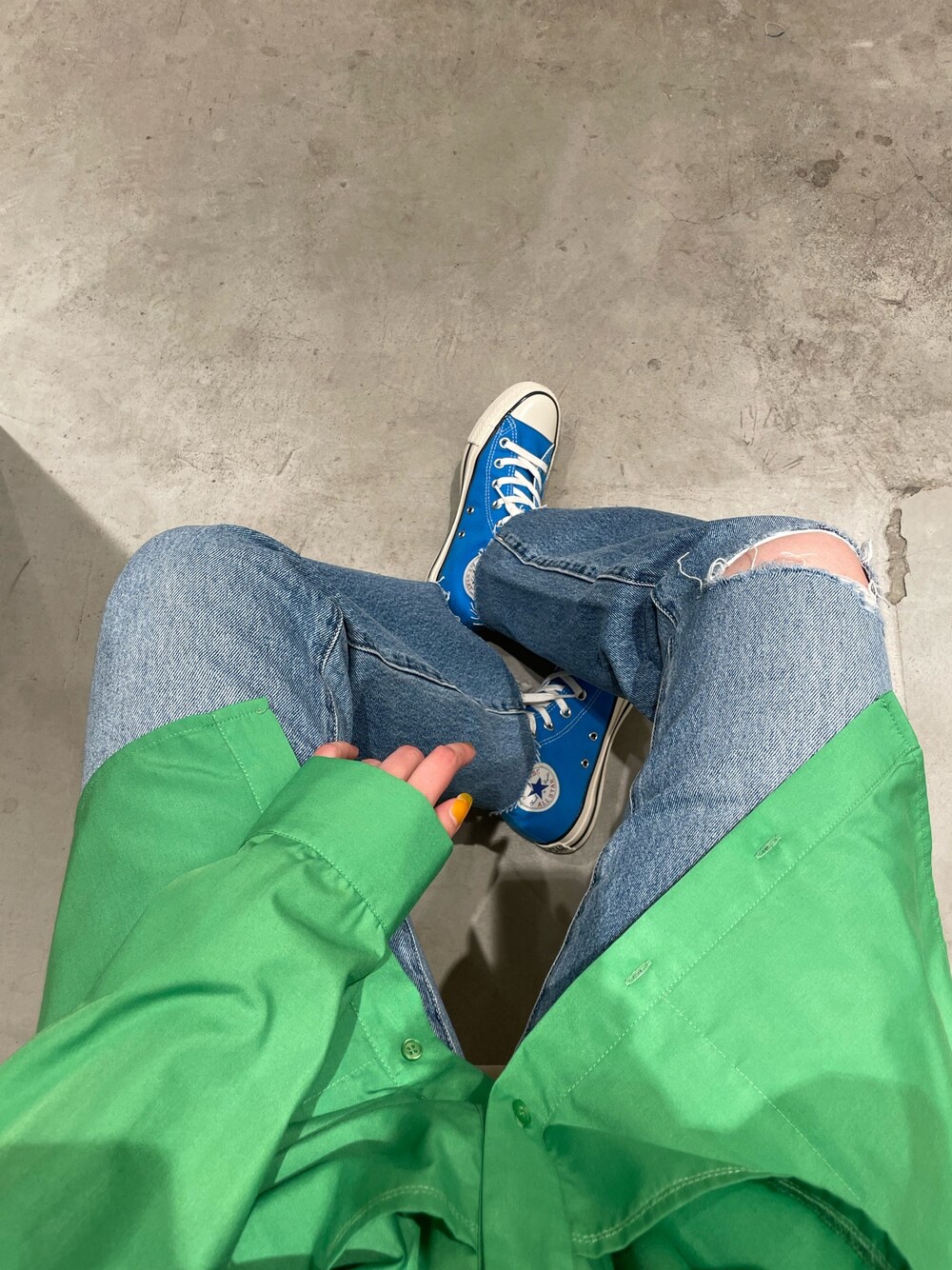 グリーン系のシャツ/ブラウス、ブルー系のデニムパンツ、ブルー系のスニーカーを着用したレディースの春コーディネートの5枚目の写真