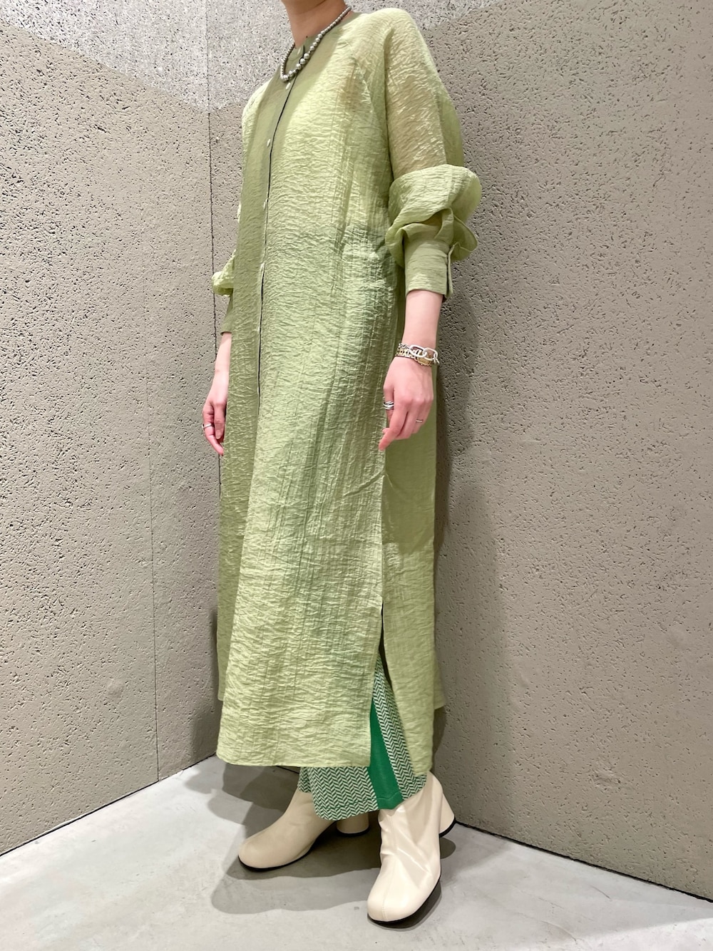 グリーン系のワンピース、イエロー系のトートバッグ、グリーン系のその他パンツを着用したレディースの春コーディネートの5枚目の写真