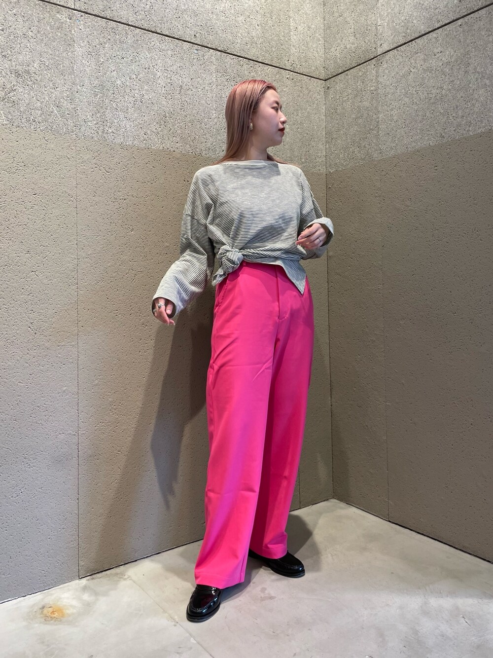 ホワイト系のTシャツ/カットソー、ピンク系のその他パンツ、ブラック系のローファーを着用したレディースの春コーディネートの2枚目の写真