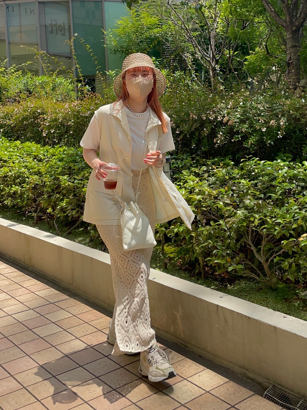 ホワイト系のベスト、ホワイト系のTシャツ/カットソー、ホワイト系のスカートを着用したレディースの夏コーディネートの1枚目の写真