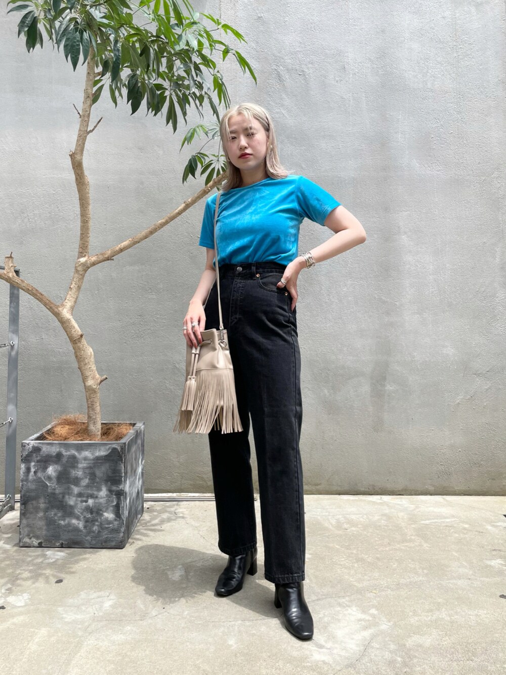 ブルー系のTシャツ/カットソー、ブラック系のデニムパンツ、ベージュ系のショルダーバッグを着用したレディースの夏コーディネートの1枚目の写真