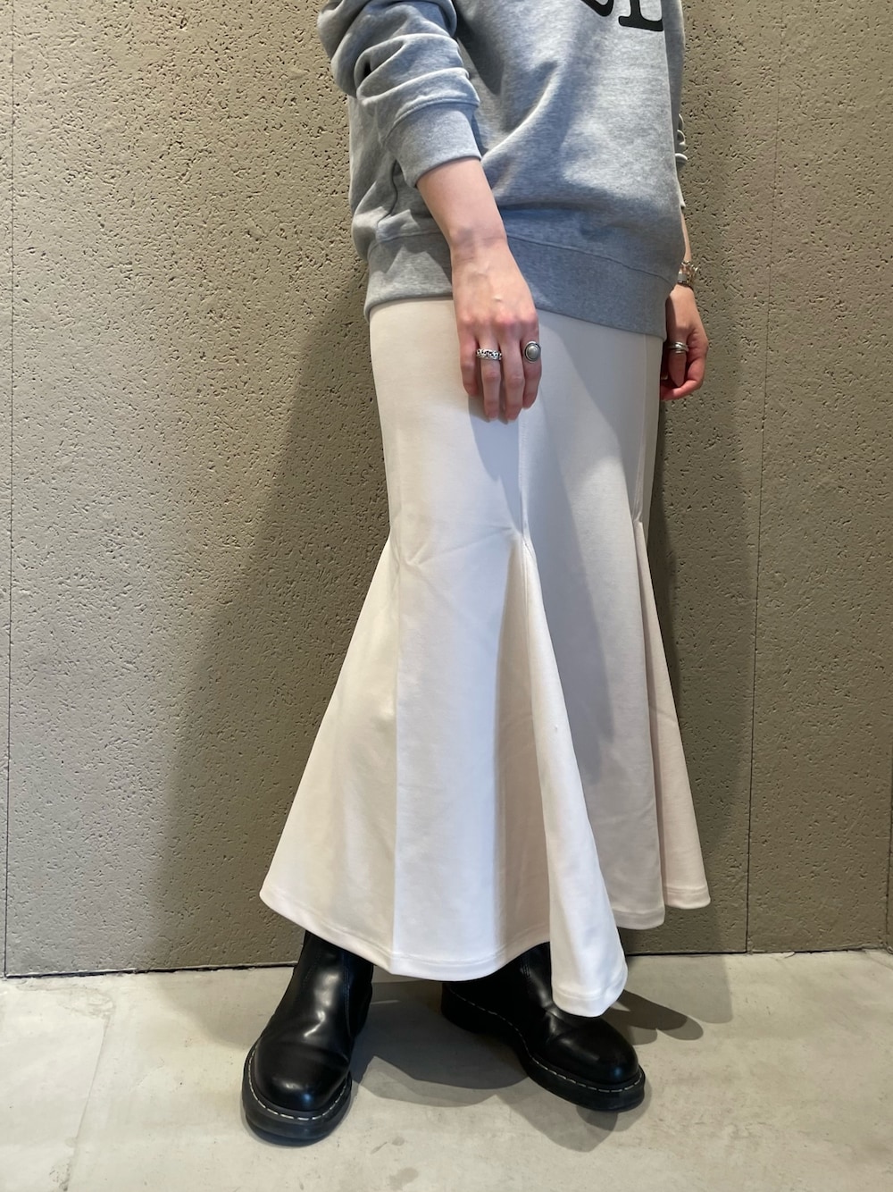 ブルー系のブルゾン、グレー系のTシャツ/カットソー、ホワイト系のスカートを着用したレディースの春コーディネートの5枚目の写真