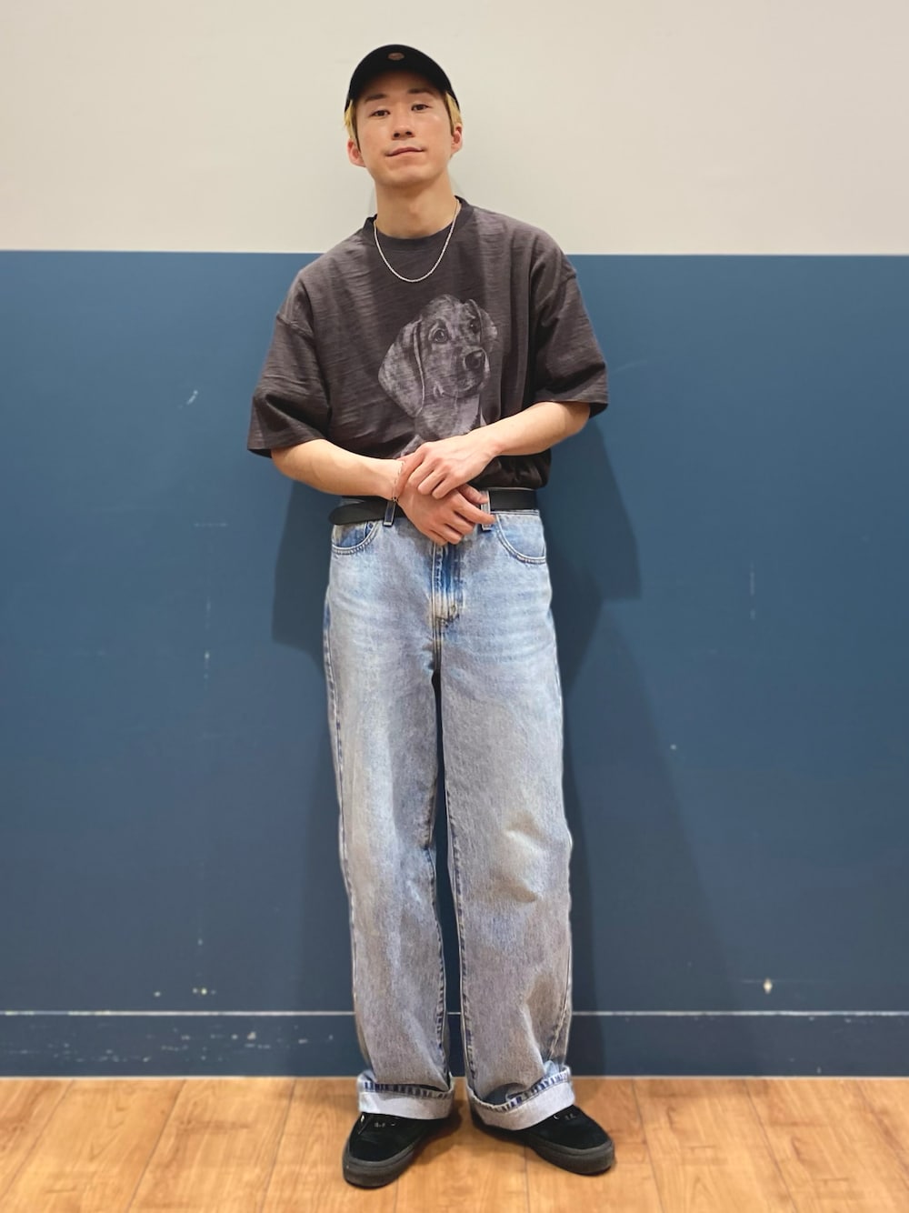 「夏、デニム、低身長、モノトーン、ワイドパンツ、ワイドデニム、アニマルＴシャツ、Tシャツ、古着MIX、ニューエラ、キャップ、タックイン、スミクロ、カジュアルコーデ、Right-on」｜「BACK NUMBERの【BACK NUMBER】アニマルプリントＴシャツ（Tシャツ/カットソー、ブラック系）」を使った、IGAYUIさん（メンズ・167cm）の春コーディネートの1枚目の写真