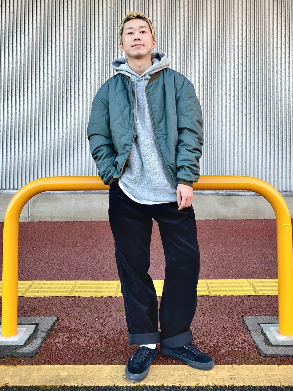 「秋のコーデ、シンプルコーデ、おしゃれさんと繋がりたい、オトナカジュアル、黒、冬コーデ、ビッグシルエット、冬アウター、カジュアルコーデ、パーカー、MA-1、ミリタリー、LEE、コーデュロイ、Right-on」｜「BACK NUMBERの【BACK NUMBER】リバーシブルＭＡ－１（MA-1、グリーン系）」を使った、IGAYUIさん（メンズ・167cm）の秋コーディネートの1枚目の写真