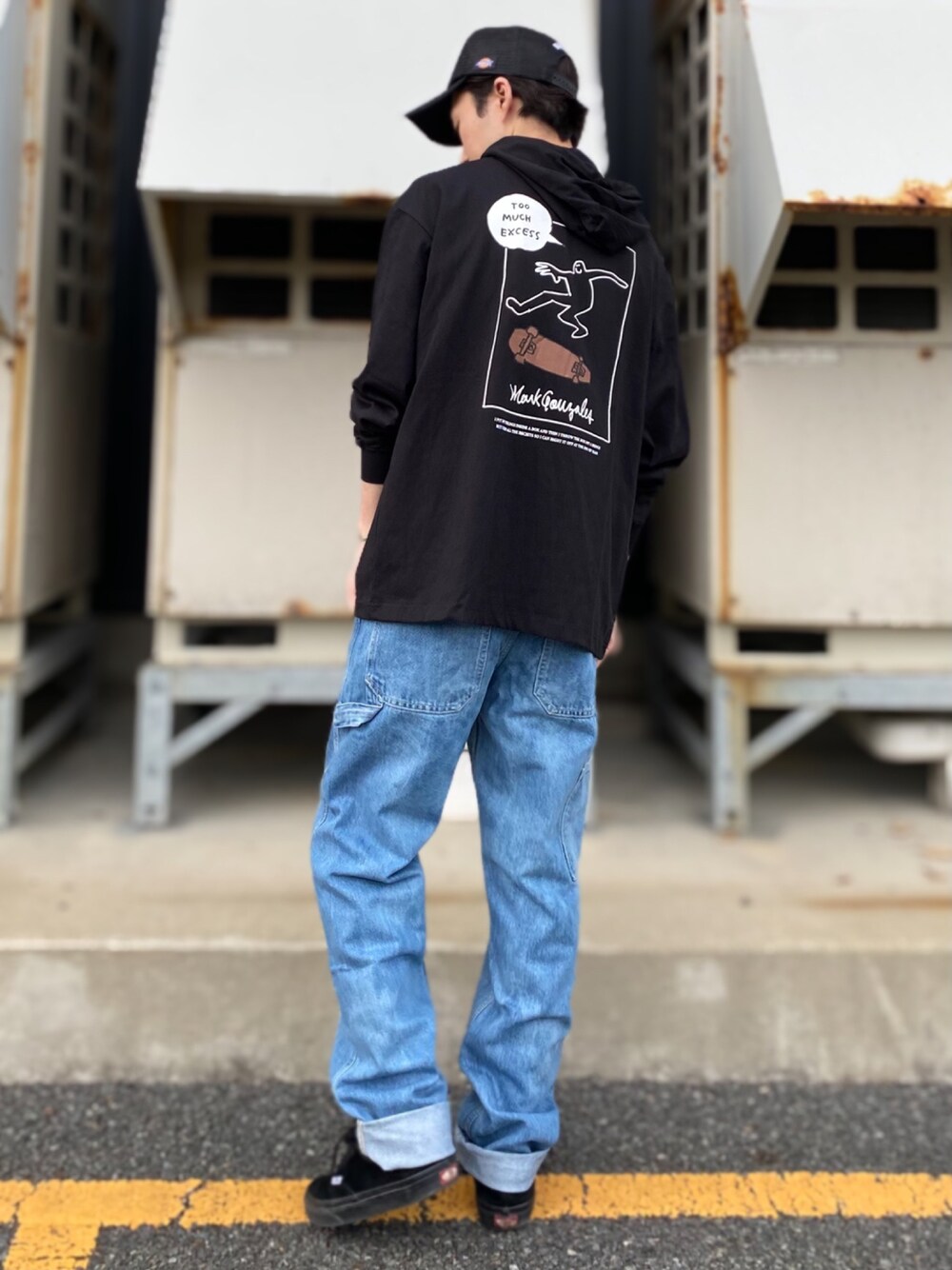 「wearhalloween2021、秋、おしゃれさんと繋がりたい、今日のコーデ、ストリート、ラフ、ブラック、ビッグシルエット、VANS、低身長コーデ、Right-on、マークゴンザレス、Levi's、デニムパンツ、ペインターパンツ」｜「Mark Gonzalesの【MARK GONZALES】プリントＴパーカー（Tシャツ/カットソー、ブラック系）」を使った、IGAYUIさん（メンズ・167cm）の秋コーディネートの1枚目の写真
