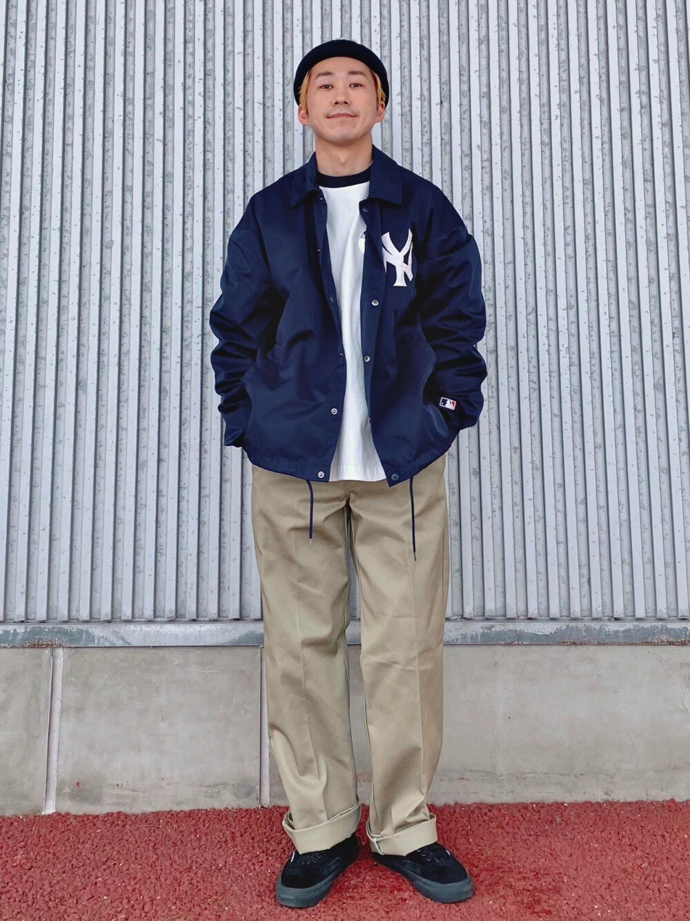「ストリートファッション、スニーカーコーデ、春コーデ、ストリートコーデ、outfit、スポーツミックス、スラックス、MLB、コーチジャケット、ロンT、チノパン、Dickies、ナイロンジャケット、ニット帽、Right-on」｜「Right-onの【MLB】コーチジャケット（その他アウター、ブルー系）」を使った、IGAYUIさん（メンズ・167cm）の冬コーディネートの1枚目の写真