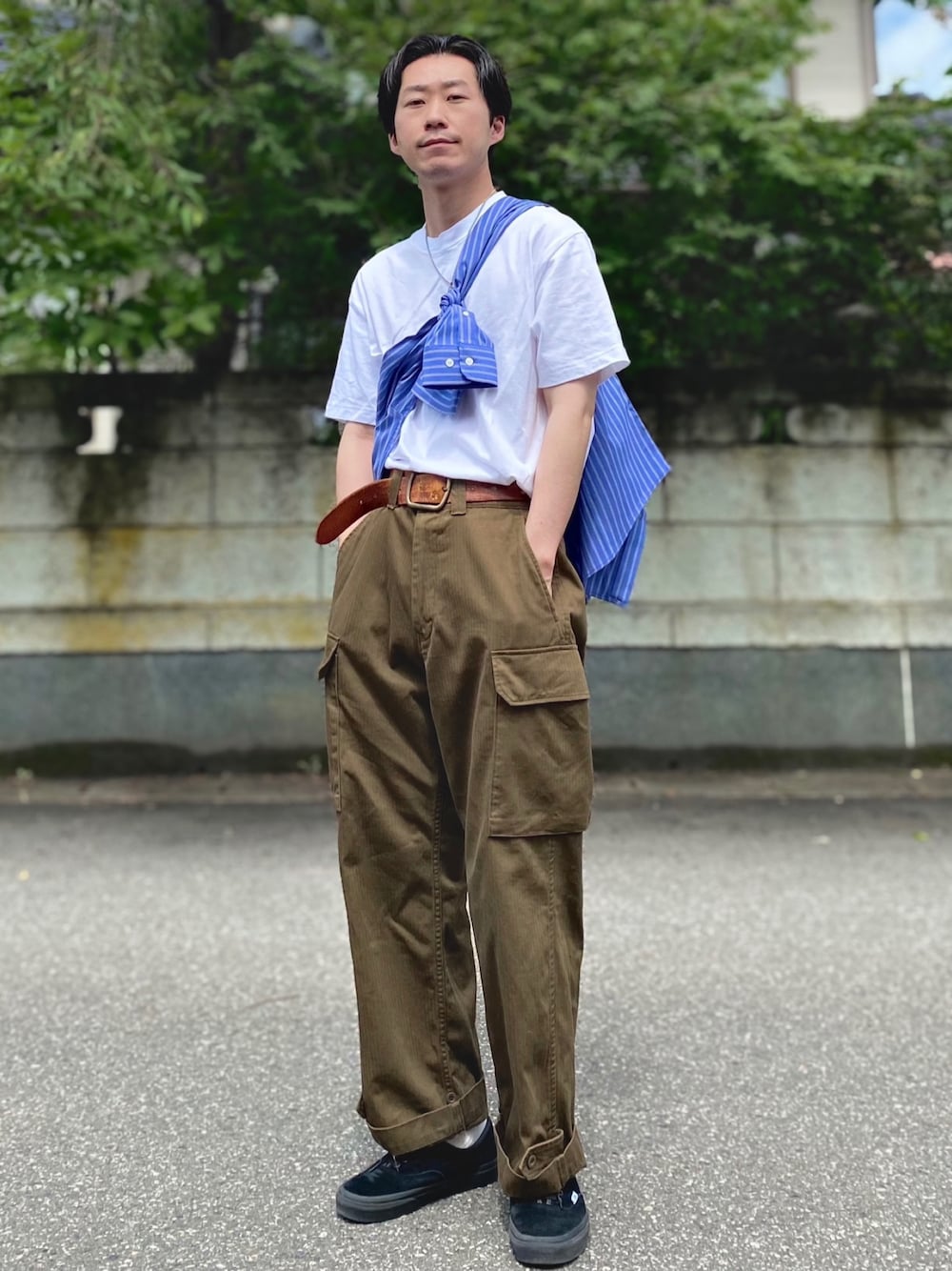 ホワイト系のTシャツ/カットソー、ブラウン系のカーゴパンツを着用したメンズの夏コーディネートの1枚目の写真