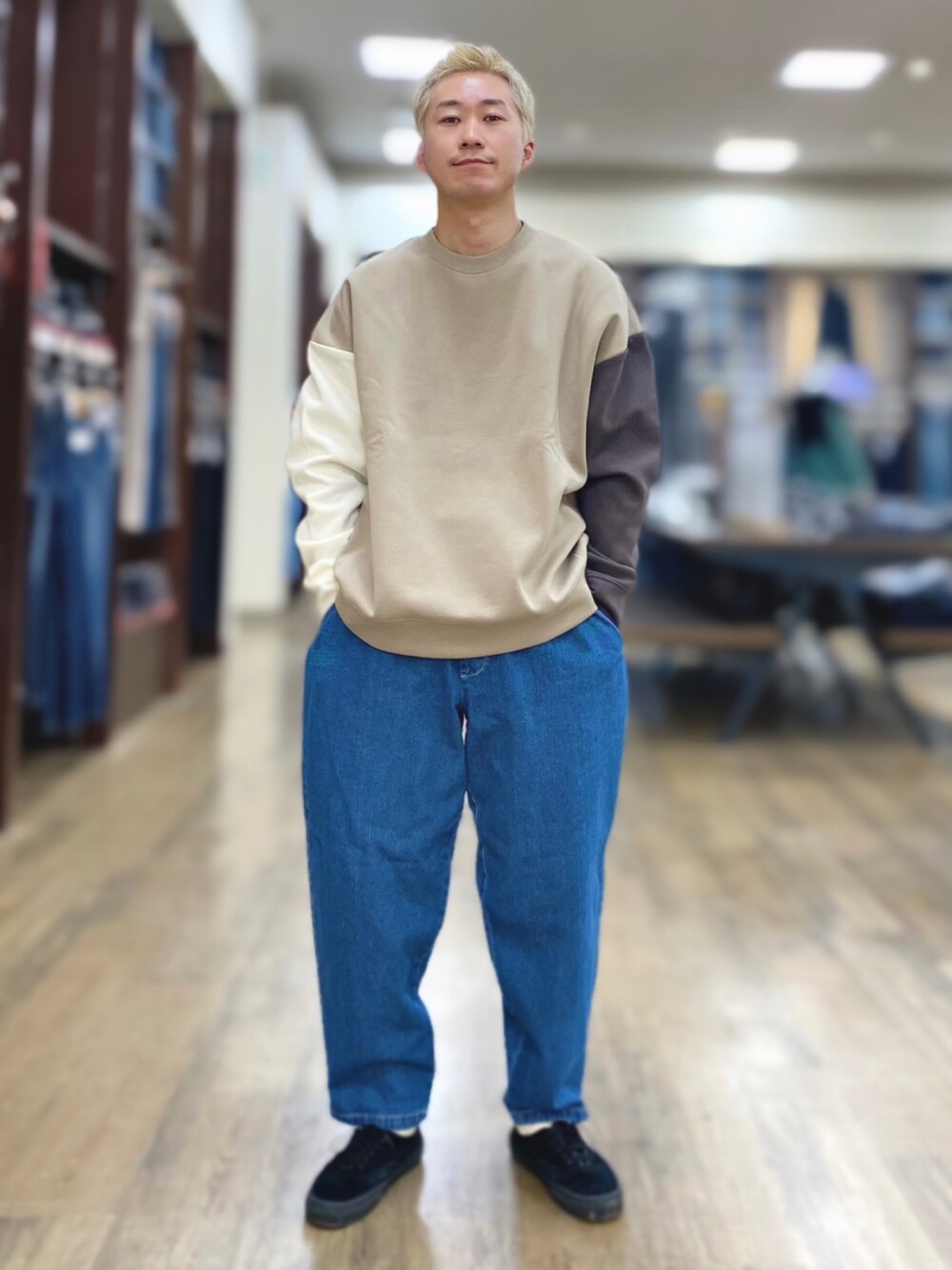 「カジュアルコーデ、シンプルコーデ、休日スタイル、ビッグシルエット、ラフ、スニーカー、ワイドパンツ、デニム、古着、スウェット、クレイジーパターン、バルーンパンツ、デニムパンツ、Right-on、ストリートファッション」｜「BACK NUMBERの【BACK NUMBER】ビッグシルエットポンチクルースウェット（スウェット、ベージュ系）」を使った、IGAYUIさん（メンズ・167cm）の冬コーディネートの1枚目の写真