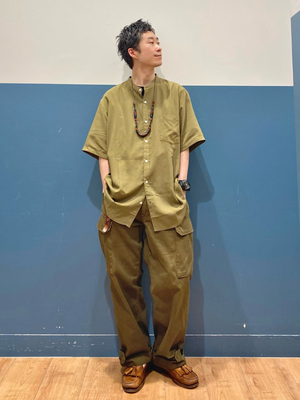 「リラックススタイル、ゆるコーデ、ワイドパンツ、シンプル、低身長男子、セットアップ、カラーパンツ、カーゴパンツ、カーキ、シャツスタイル、Right-on、オトナカジュアル、ワントーンコーデ、エスニック、リゾートスタイル」｜「BACK NUMBERの【BACK NUMBER】「COOL」半袖スタンドシャツ（シャツ/ブラウス、ベージュ系）」を使った、IGAYUIさん（メンズ・167cm）の夏コーディネートの1枚目の写真