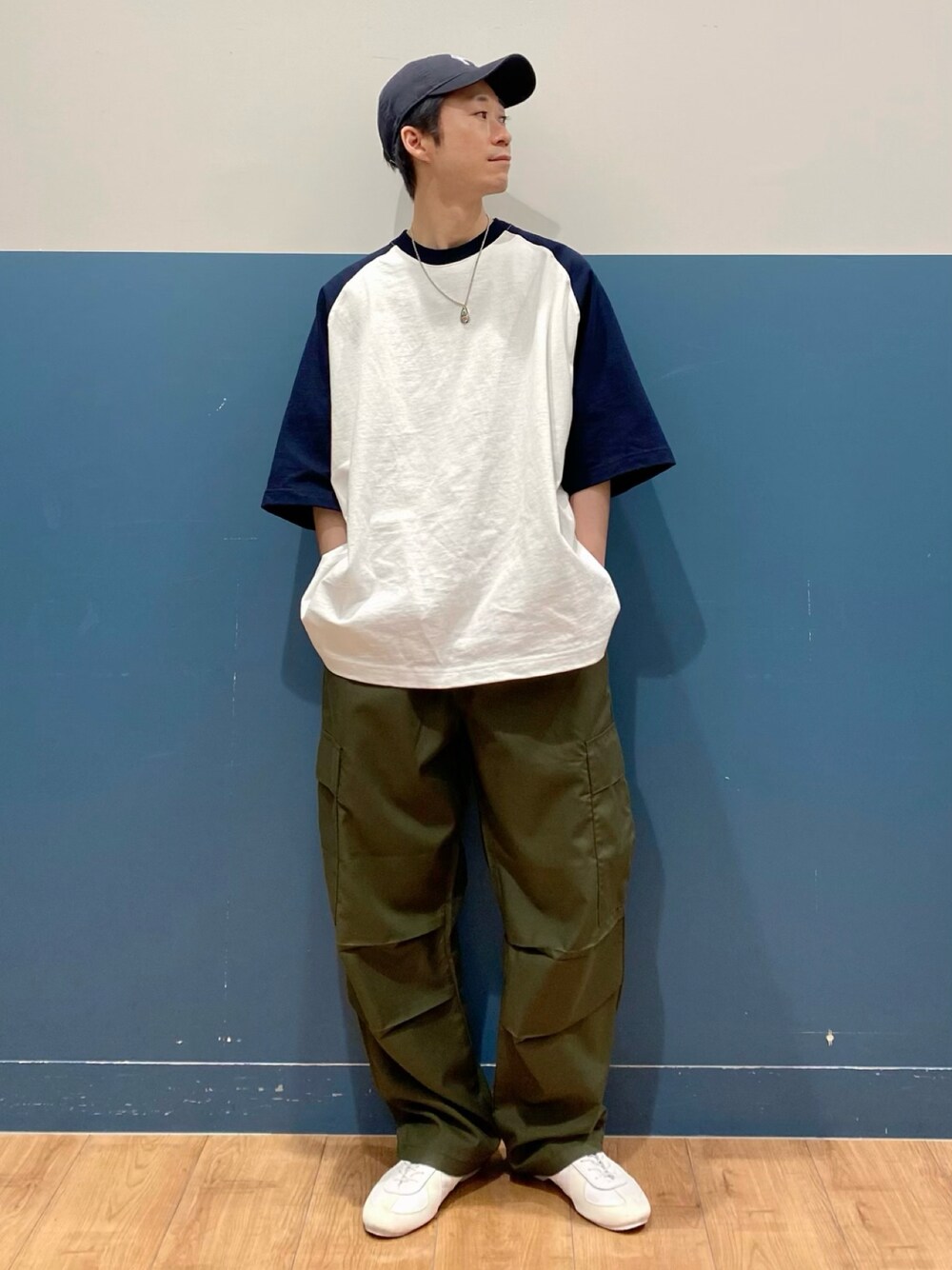 「大人カジュアル、休日コーデ、初夏コーデ、スニーカーコーデ、ストリート、白Tシャツ、カーゴパンツ、ミリタリー、キャップ、ニューエラ、ラグランTシャツ、ベースボールT、Right-on、アメカジ、ビッグシルエット」｜「BACK NUMBERの【BACK NUMBER】ＢＩＧラグランＴ（Tシャツ/カットソー、ブルー系）」を使った、IGAYUIさん（メンズ・167cm）の夏コーディネートの1枚目の写真